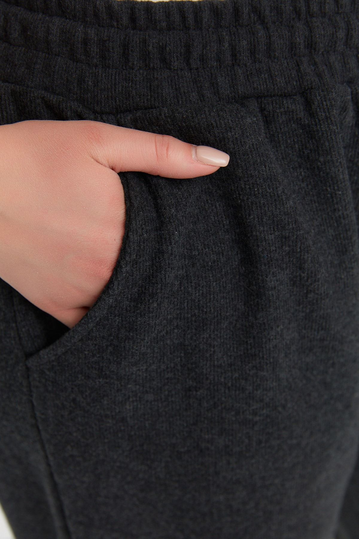 Trendyol Curve-Antracytowe cienkie dzianinowe spodnie dresowe typu jogger TBBAW23AJ00000 4