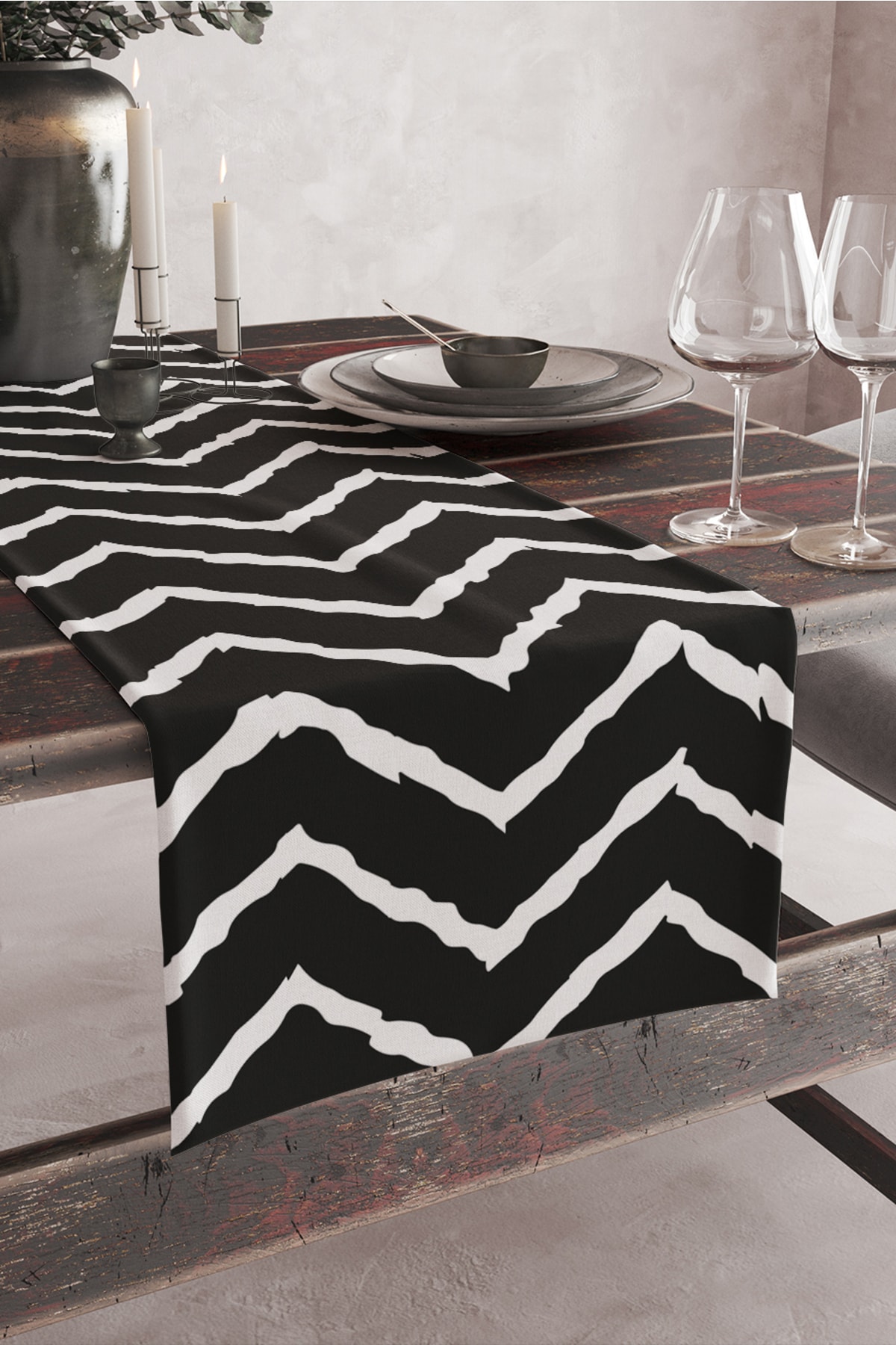 Black Zigzag Pattern Digital Printed Runner 140x40