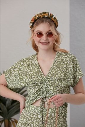 Kadın Yeşil V-yaka Önü Büzgülü Çiçek Desenli Likralı Bluz MYS15509