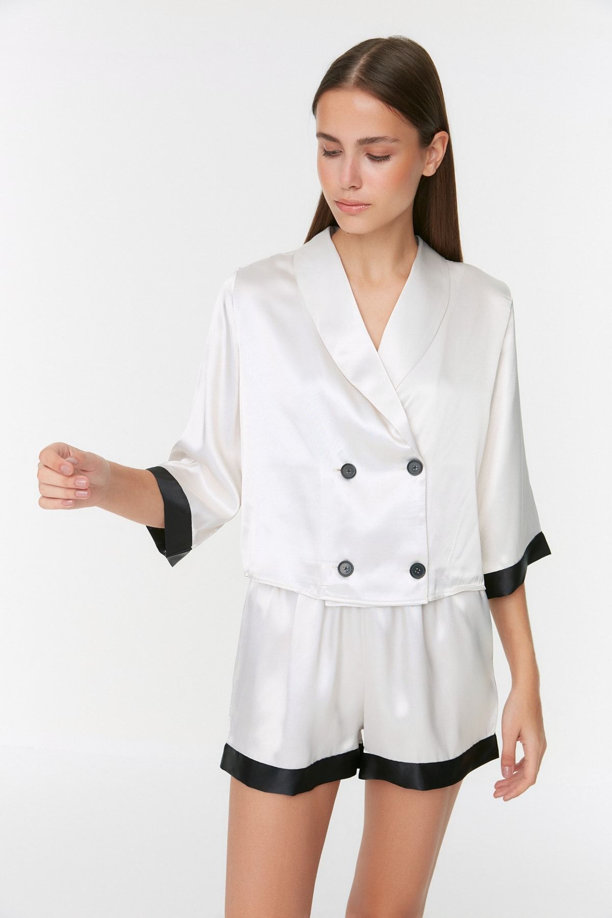 Trendyol Collection-Ecru pruhovaná saténová košile-šortky Tkané pyžamá THMSS22PT0627 3
