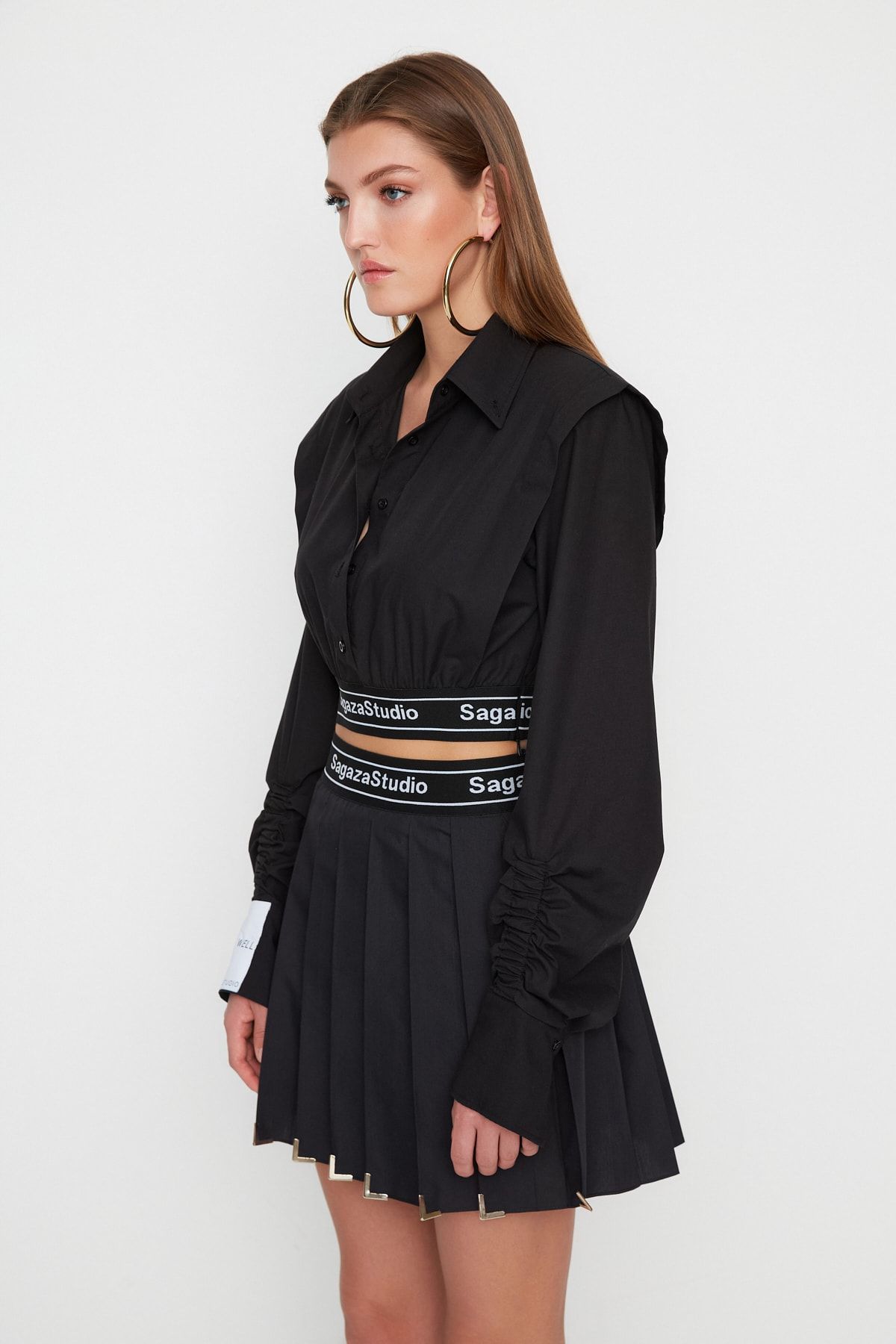 Trendyol Collection-X Sagaza Studio Schwarzes Crop-Hemd aus gewebtem Popeline TPRSS22GO00006 4