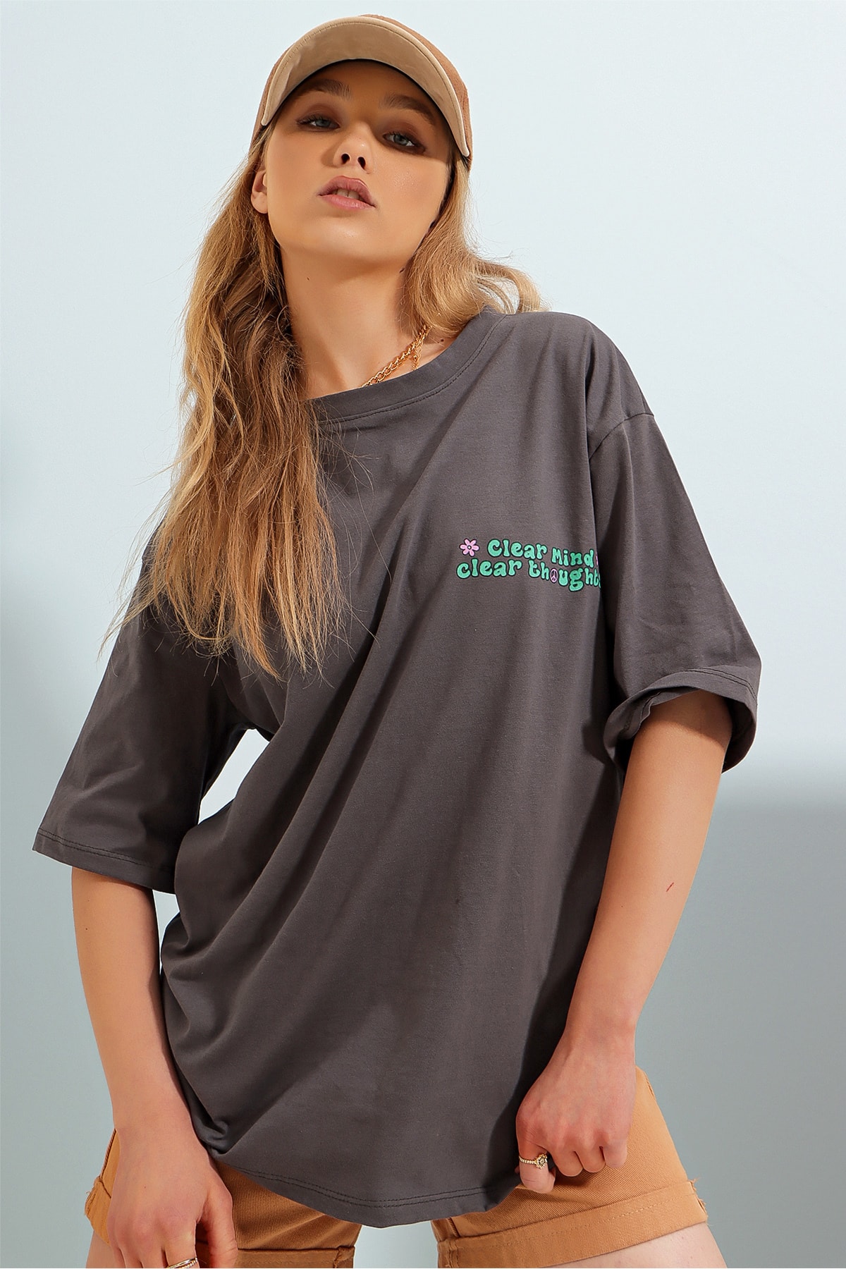 Flockdruck hinten, Stili Trendyol Anthrazitfarbenes % Rundhalsausschnitt mit Baumwolle Alaçatı aus - vorne ALC-X7982 und Trend Oversize-T-Shirt 100