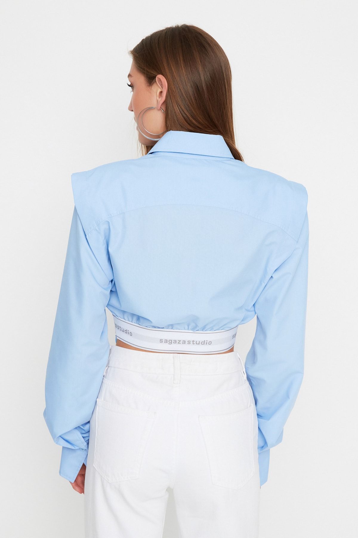 Trendyol Collection-Hellblaues Crop-Shirt mit detaillierten Details 7