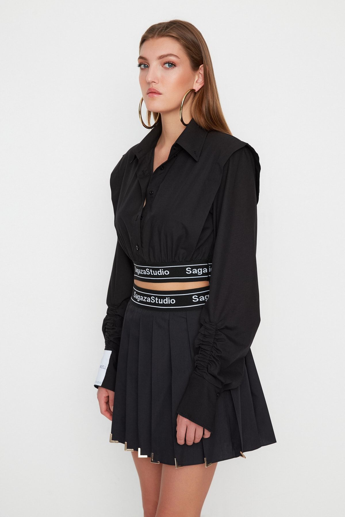 Trendyol Collection-X Sagaza Studio Schwarzes Crop-Hemd aus gewebtem Popeline TPRSS22GO00006 5
