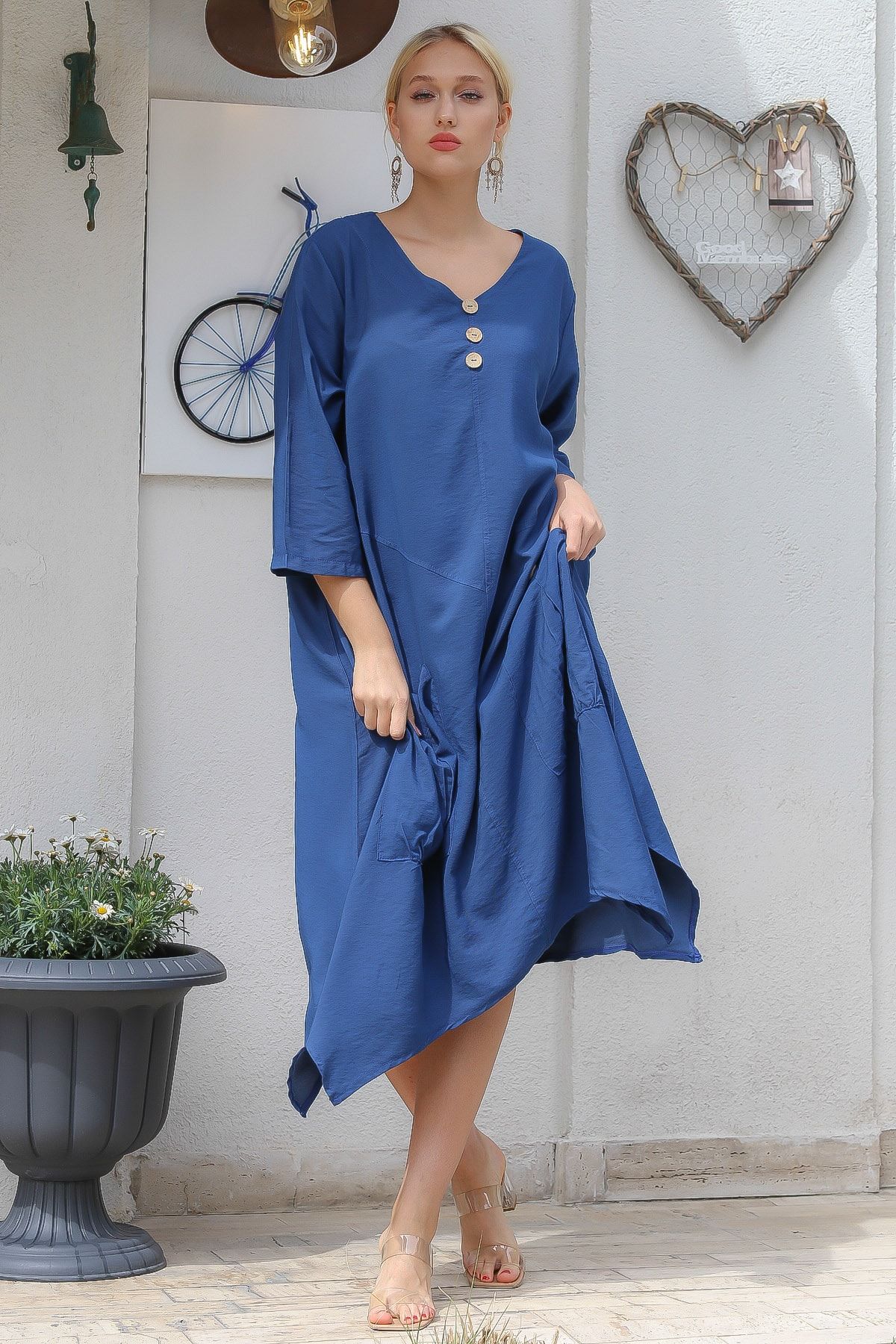 Chiccy Blaues langes Damenkleid mit V-Ausschnitt, geknöpftem 3/4-Ärmel,  asymmetrischem Rock und riesigen Taschen M10160000EL93259 - Trendyol