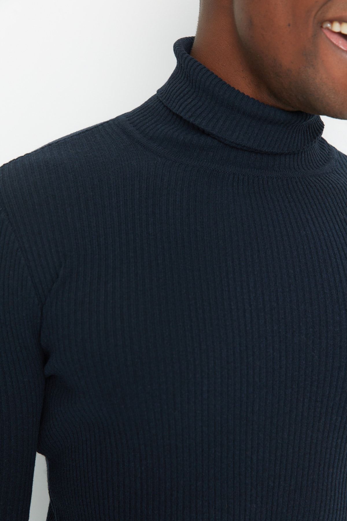 Trendyol Collection-Marineblauer Slim-Fit-Rollkragenpullover aus Baumwolle mit Zopfmuster TMNAW20MG0031 2