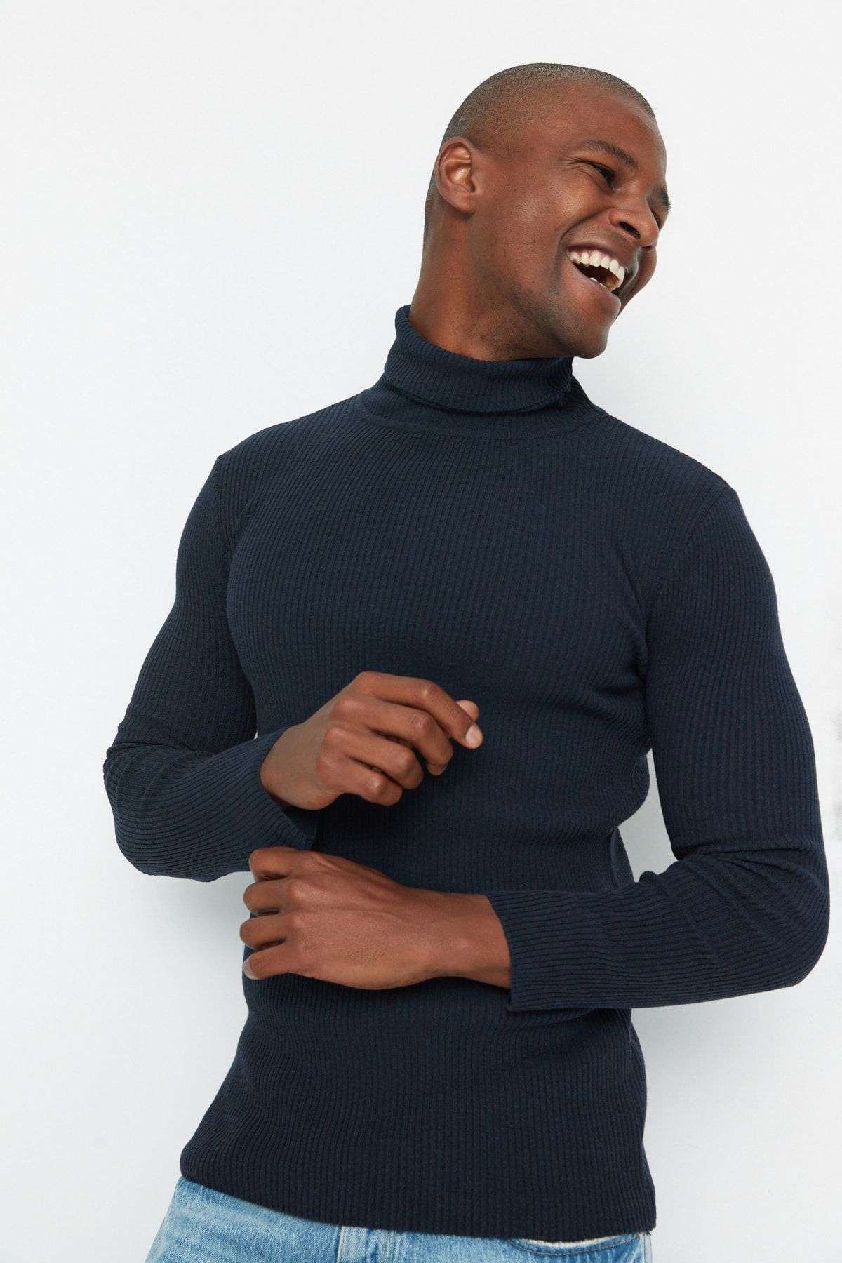 Trendyol Collection-Marineblauer Slim-Fit-Rollkragenpullover aus Baumwolle mit Zopfmuster TMNAW20MG0031 4