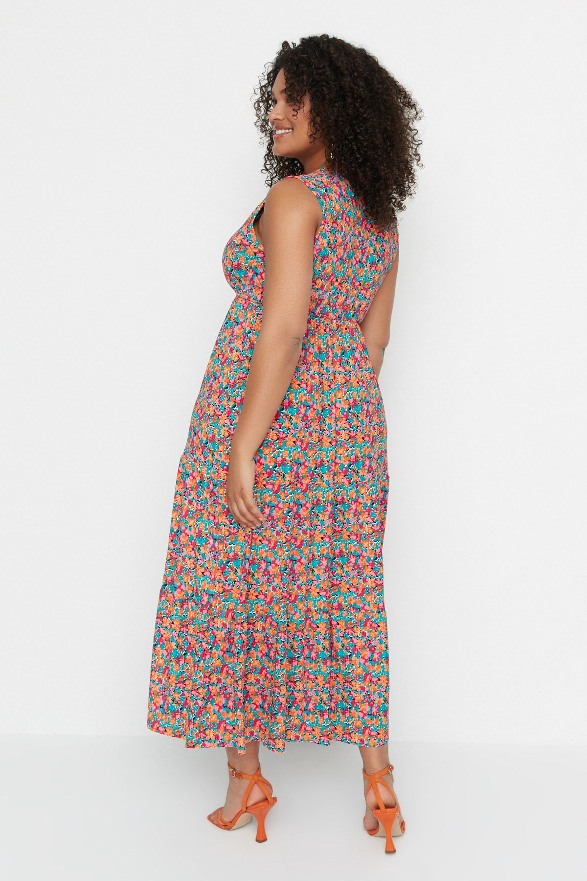 Trendyol Curve-Multicolor A-Line Floral Print V-Neck Knitted Plus Size Dress Tbbss22Ah00010 5