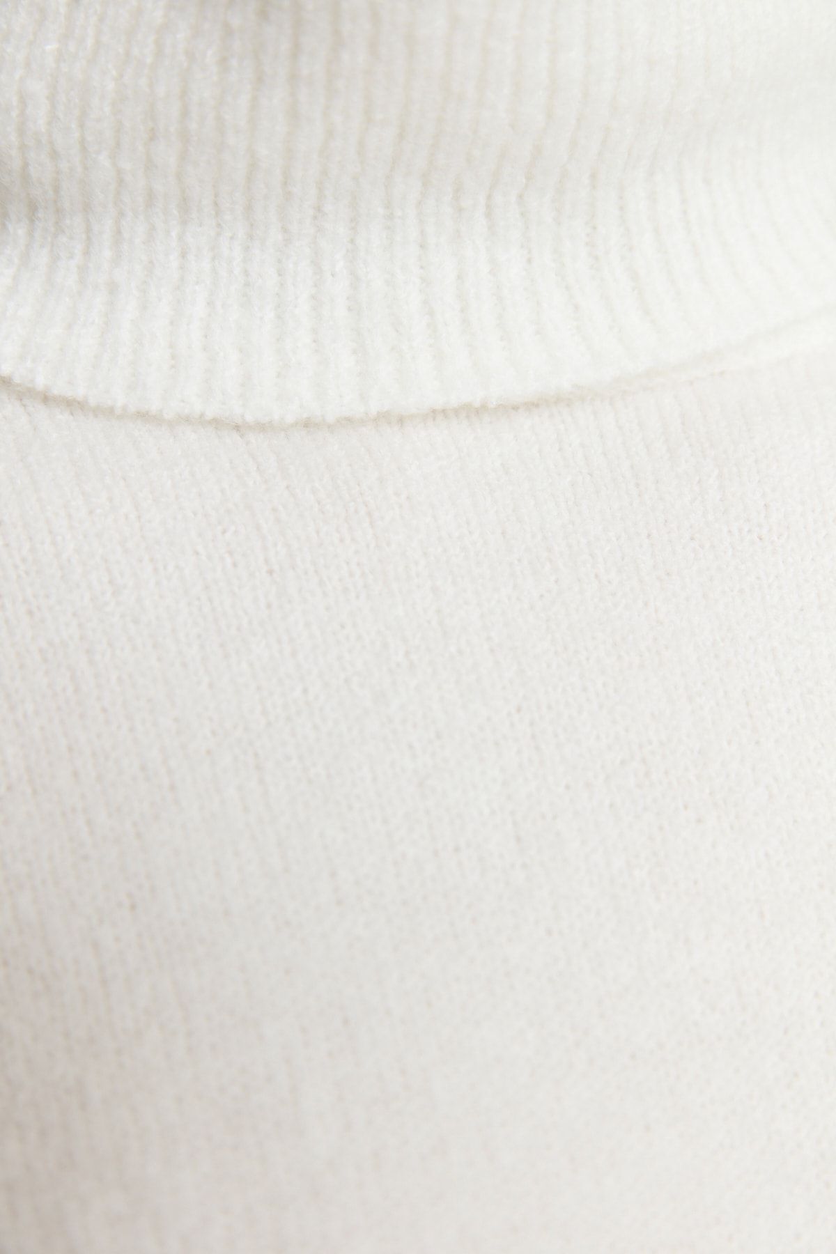 Trendyol Collection-Ecrufarbener Rollkragenpullover mit weicher Struktur TWOAW20XS0026 4