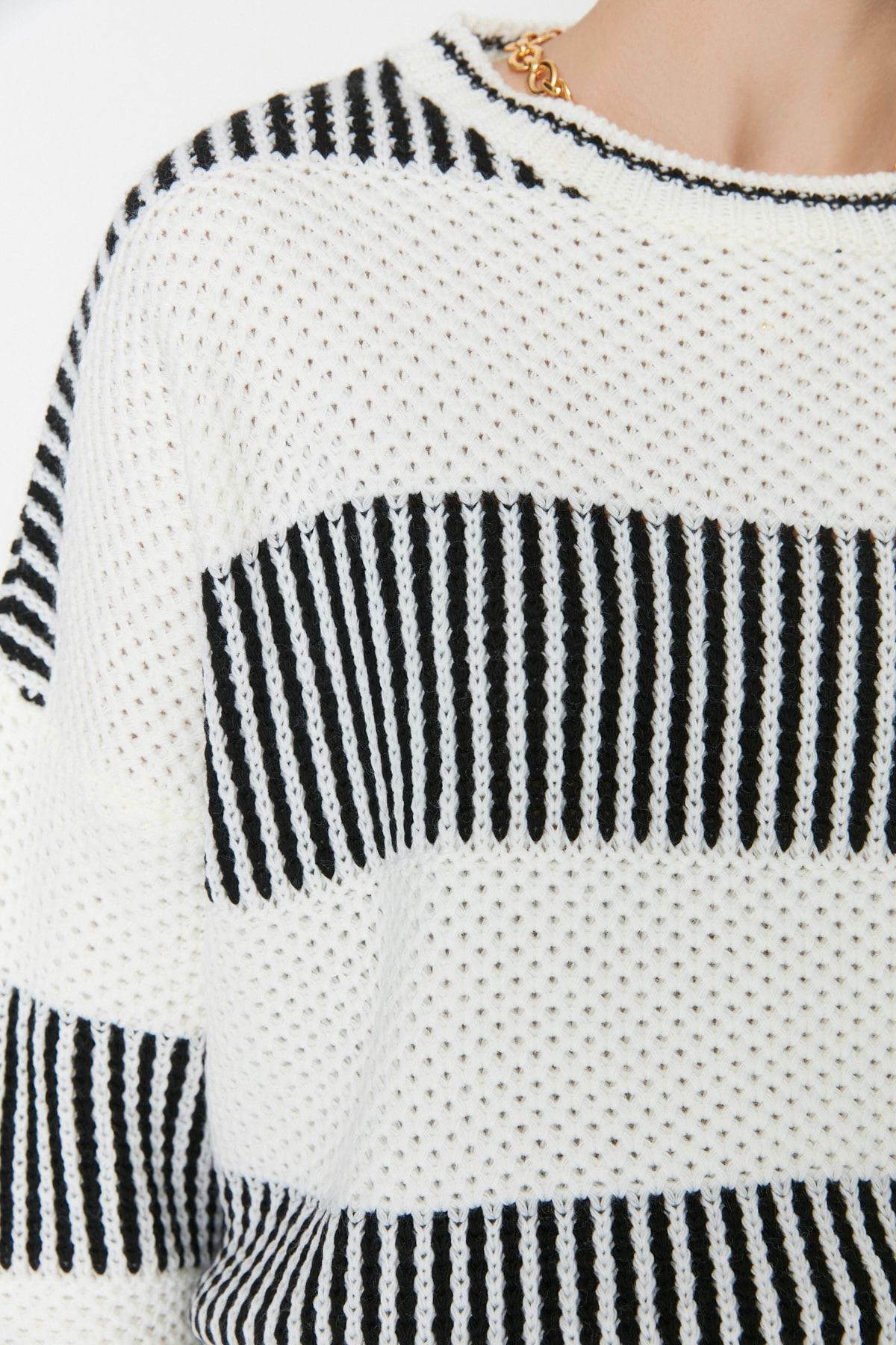 Trendyol Collection-Weit geschnittener, ecru gestreifter Strickpullover – TWOAW23KZ00012 4
