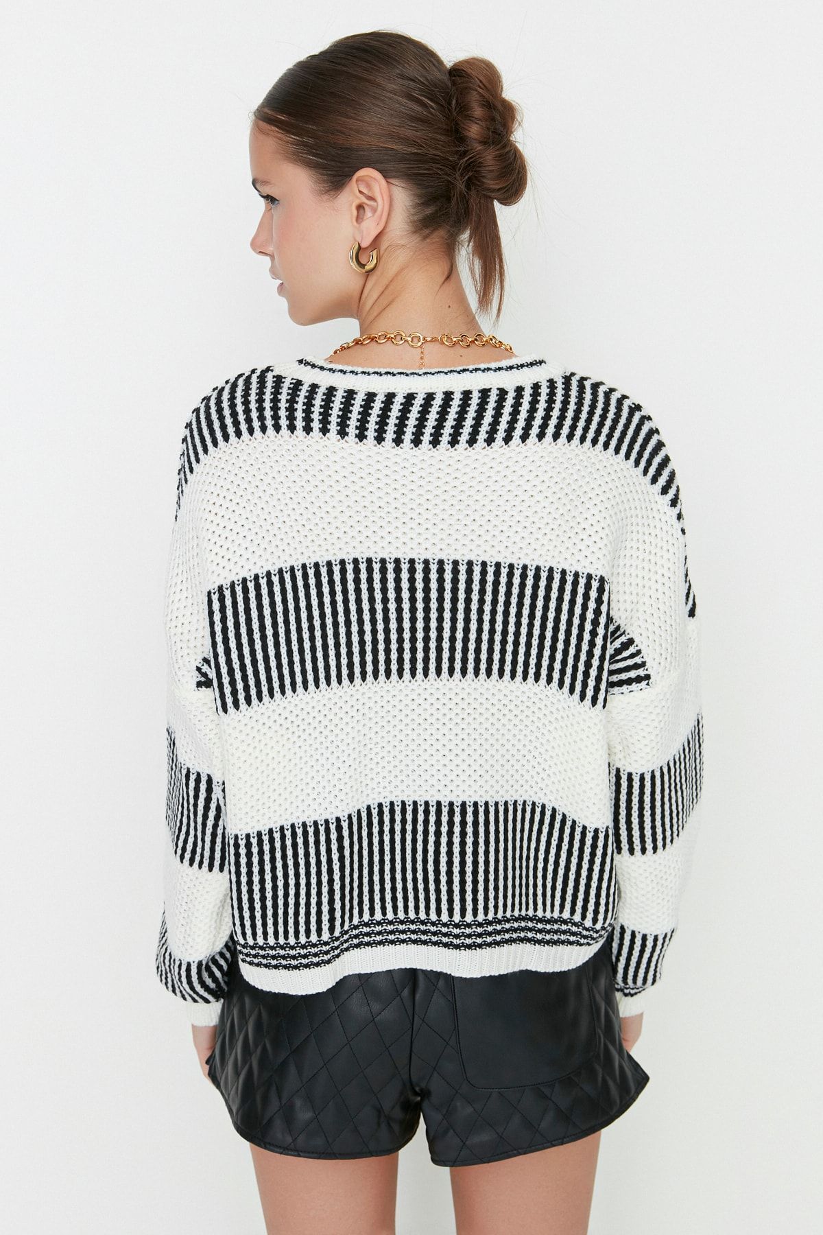 Trendyol Collection-Weit geschnittener, ecru gestreifter Strickpullover – TWOAW23KZ00012 5