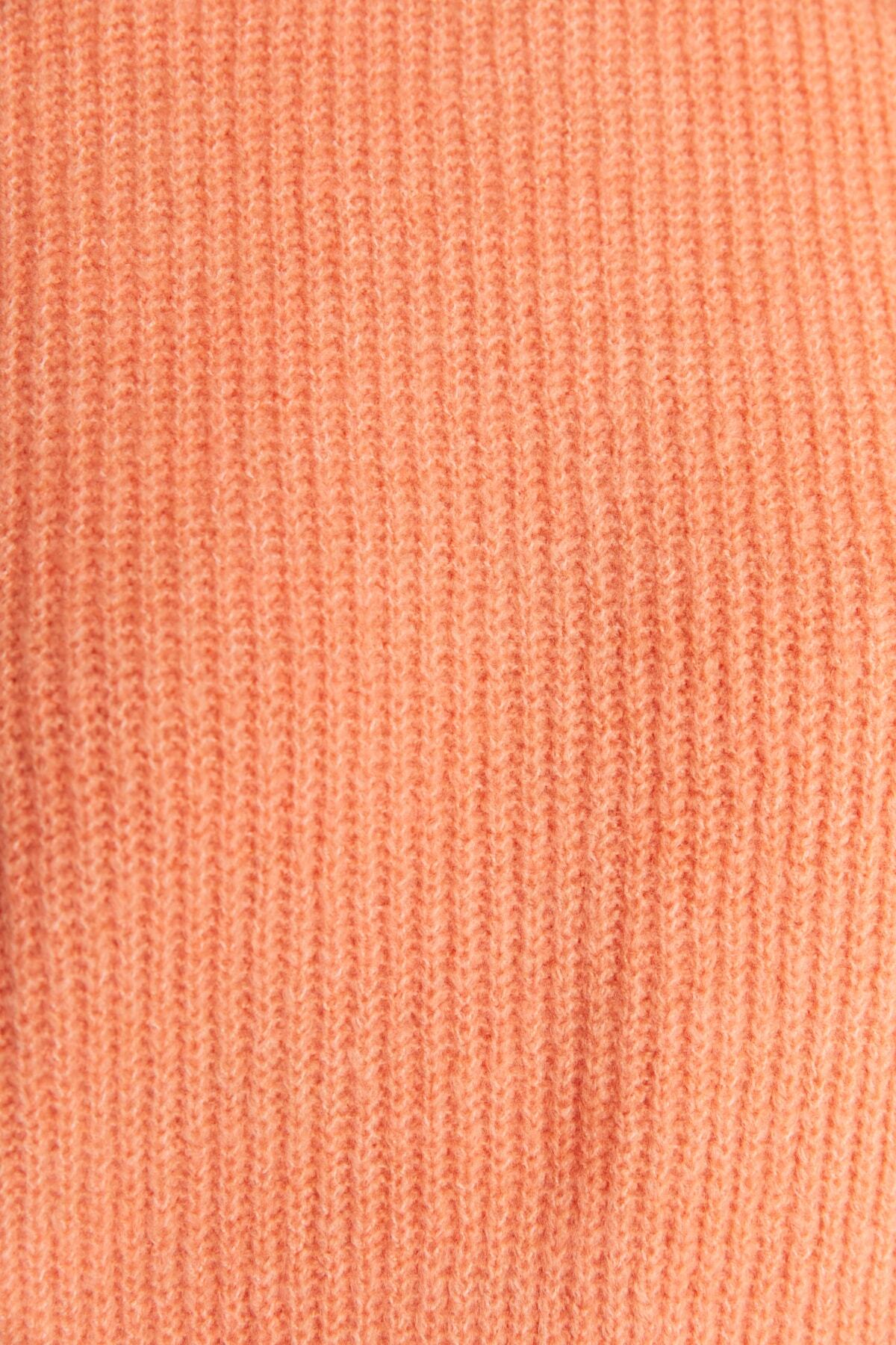 Trendyol Collection Podstawowy sweter z dzianiny o miękkiej fakturze, o szerokim kroju TWOAW20FV0142