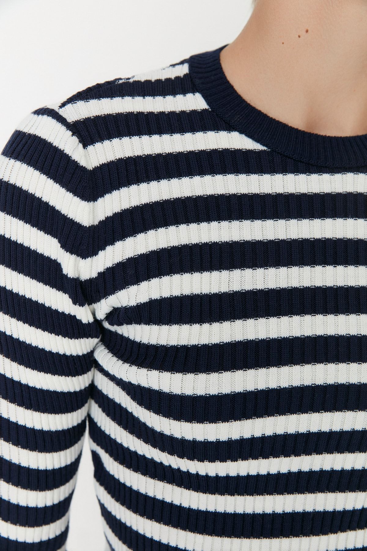 Trendyol Collection-Marineblauer Basic-Strickpullover mit Streifen TWOAW21KZ0942 4