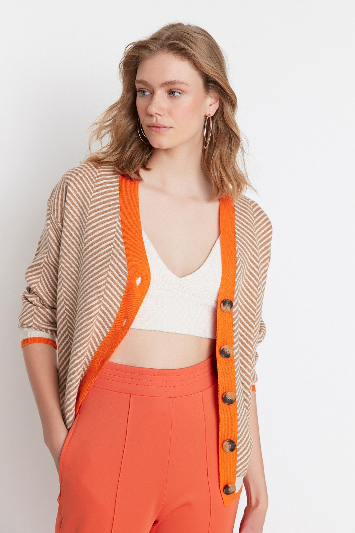Trendyol Collection-Široký svetr z velbloudího úpletu - TWOAW22HI0511 2