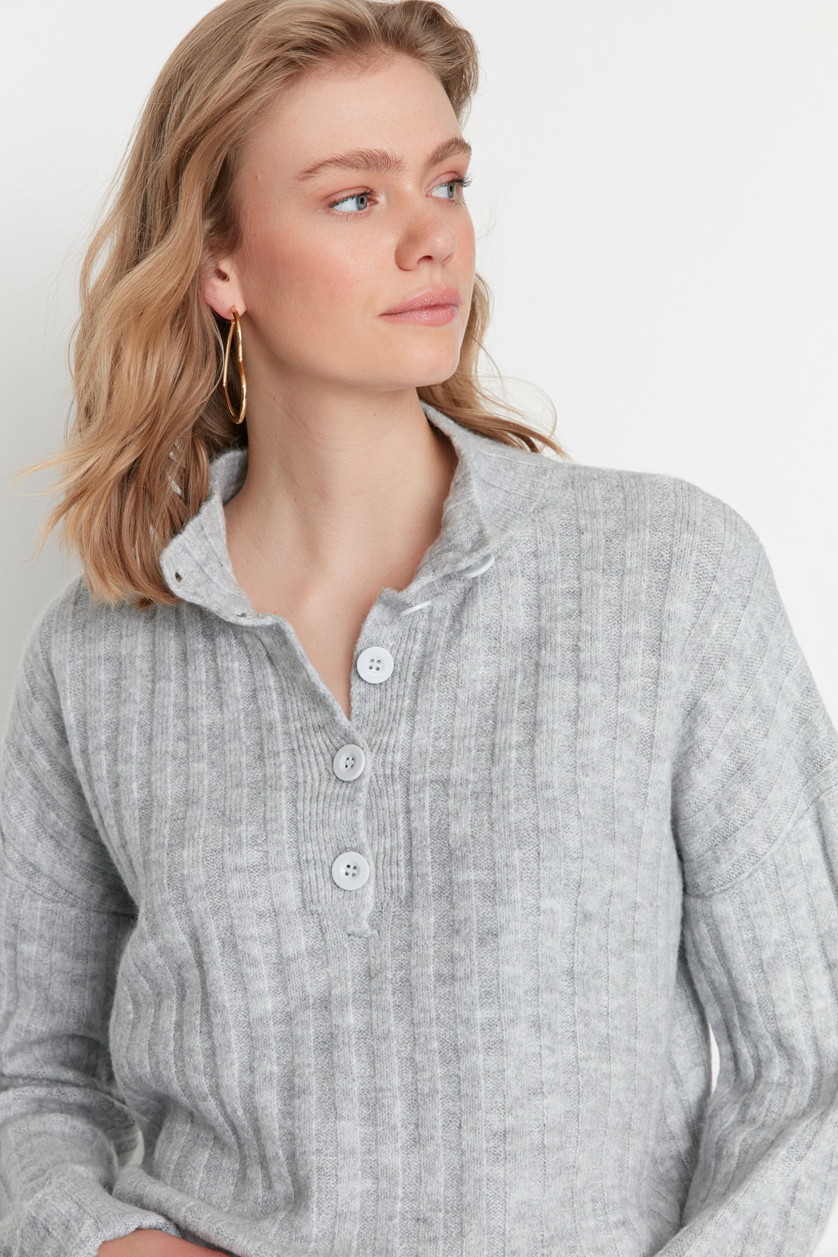 Trendyolmilla  Gri Geniş Kalıp Yumuşak Dokulu Dik Yaka Triko Kazak TWOAW21KZ0783 - Görsel 4