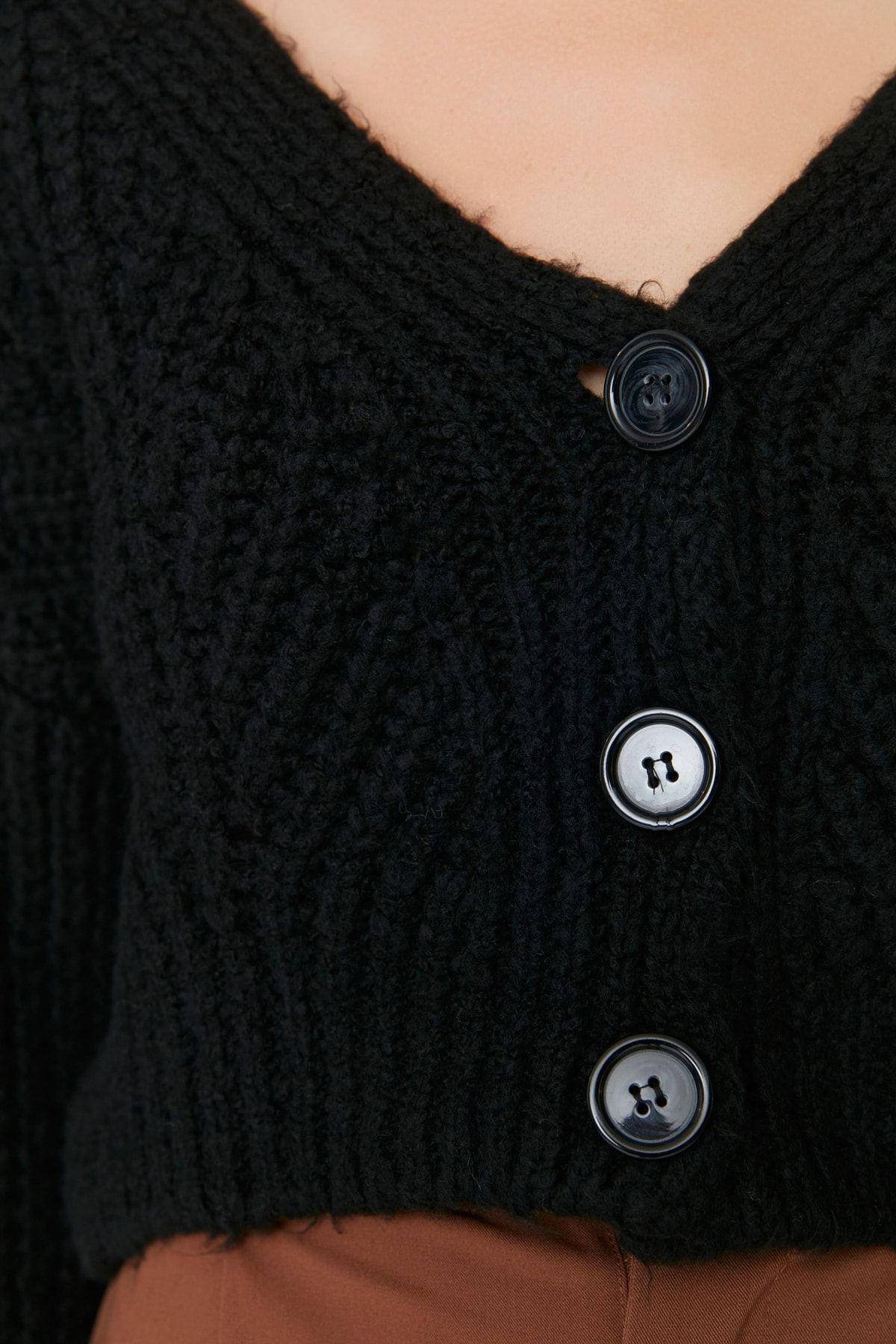 Trendyol Collection-Schwarzer kurzer weicher strukturierter Strickcardigan TWOAW21HI0017 4