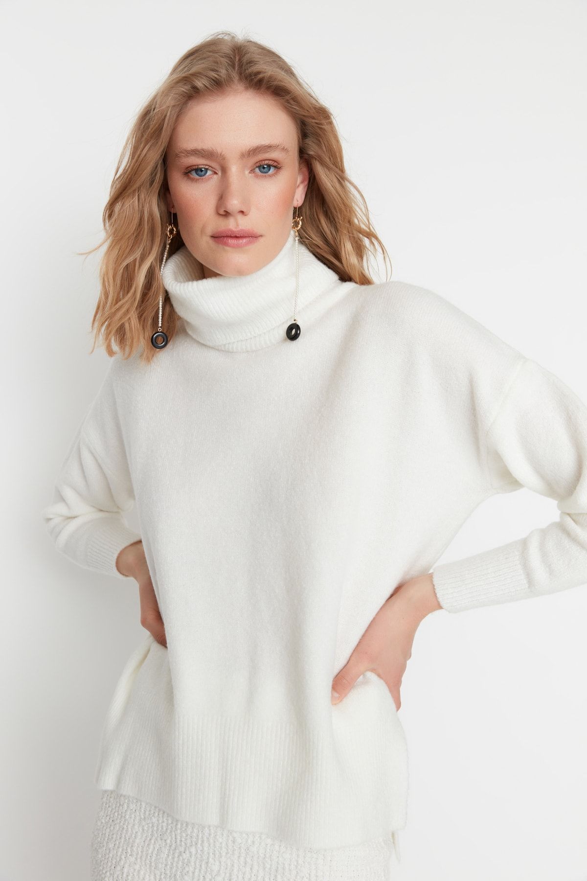 Trendyol Collection-Ecrufarbener Rollkragenpullover mit weicher Struktur TWOAW20XS0026 3