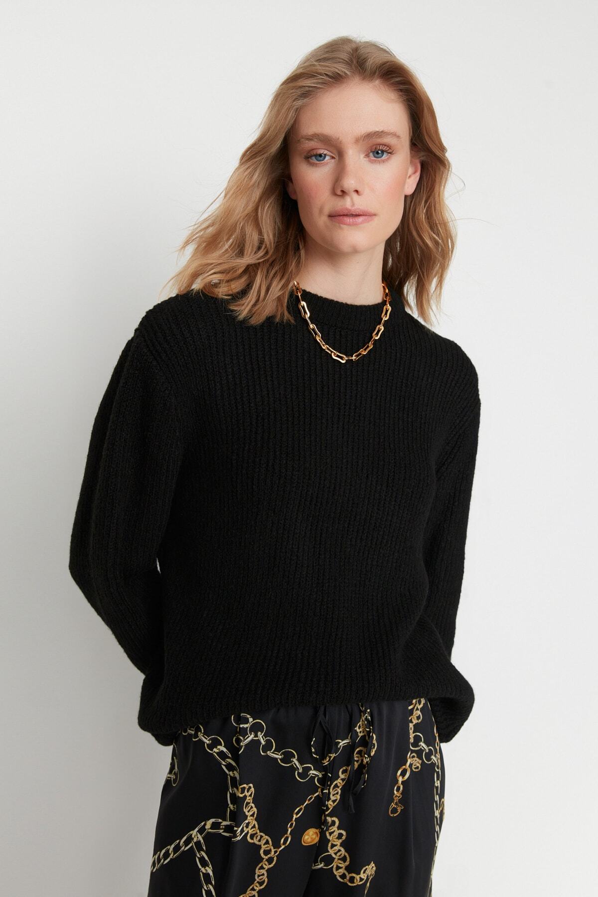 Trendyol Collection Czarny sweter dla par Basic Knitwear - szeroki krój, miękka faktura Twoaw20Fv0142