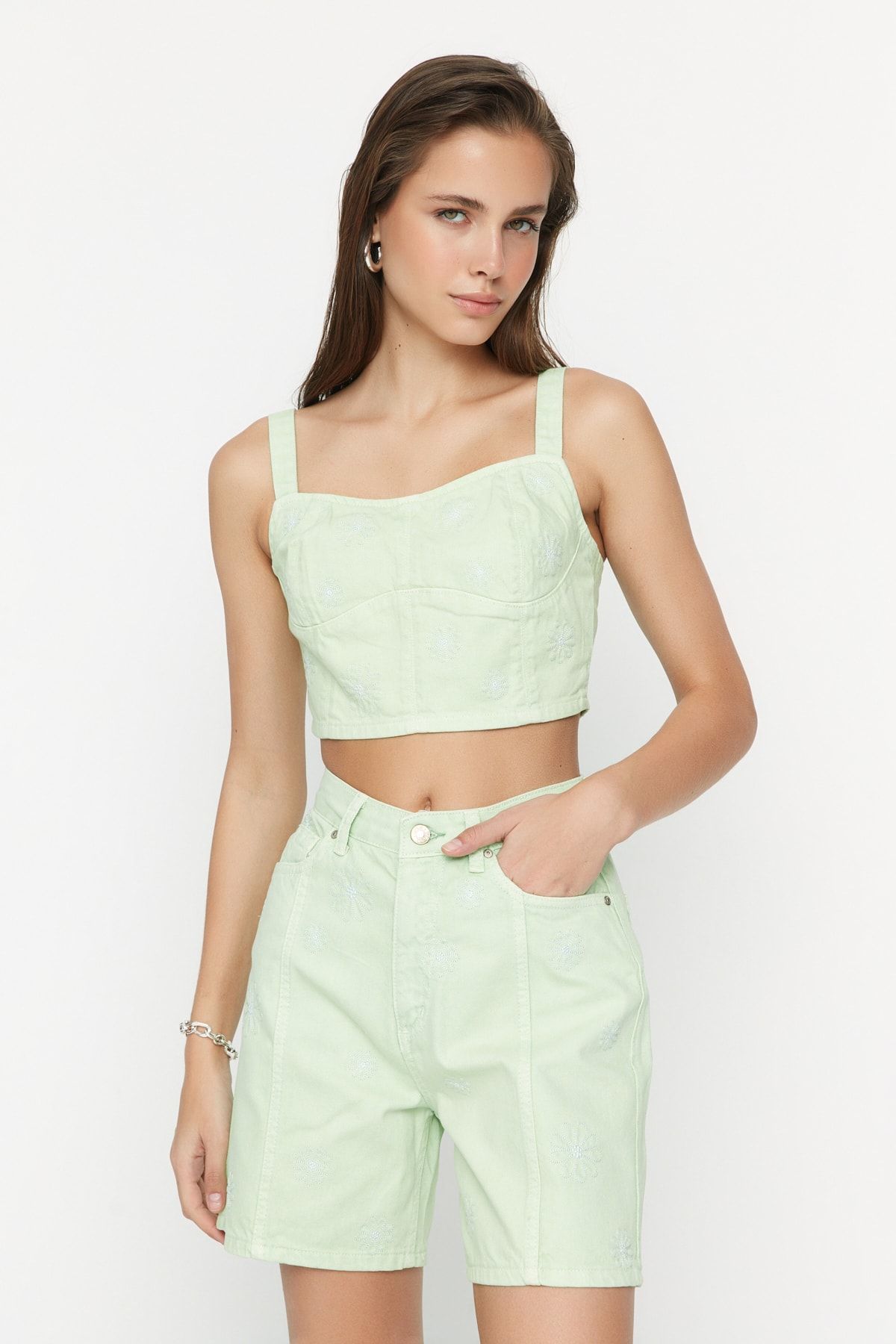 Trendyol Collection Shorts Grün Mittlerer Bund Fast ausverkauft