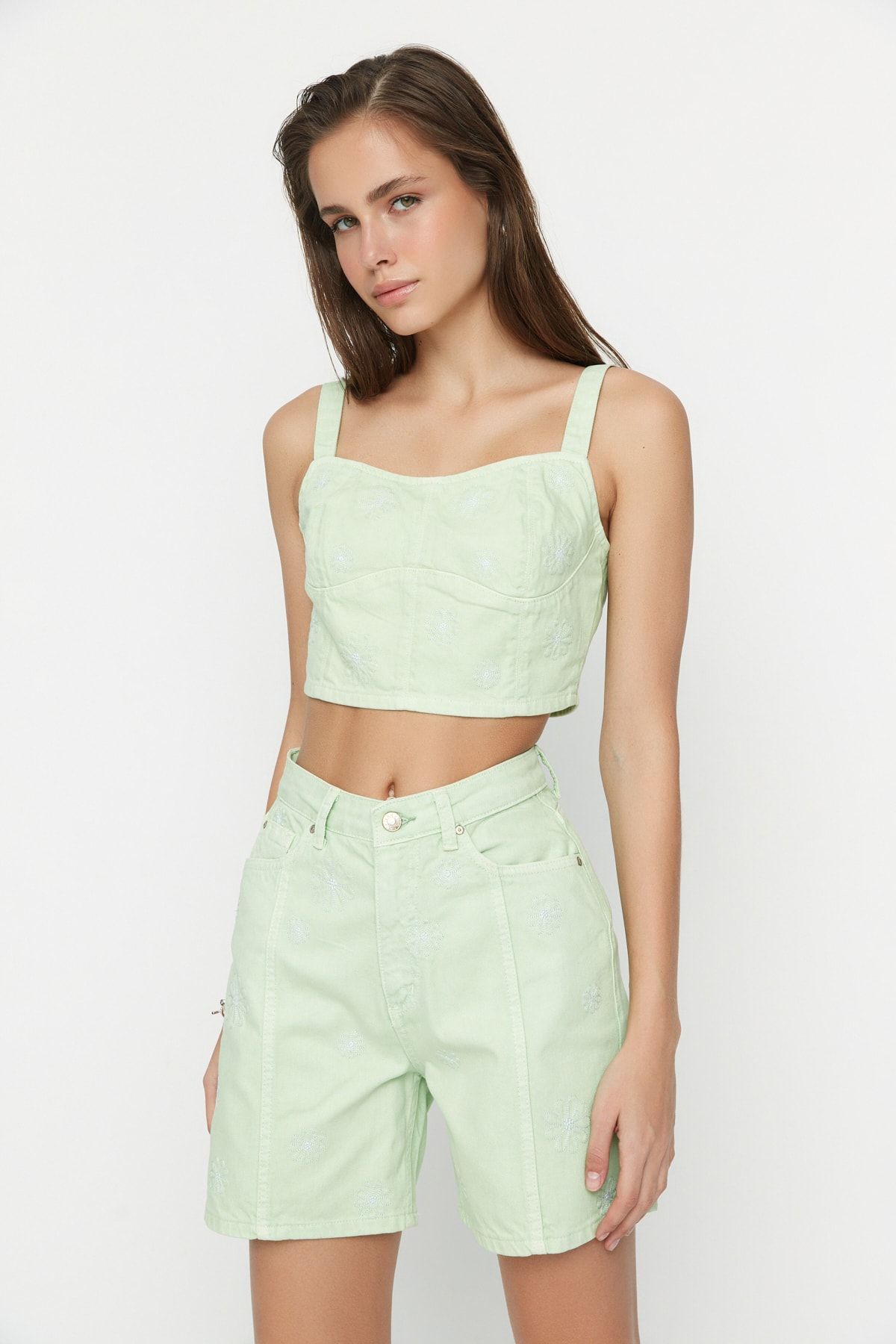 Trendyol Collection Shorts Grün Mittlerer Bund Fast ausverkauft