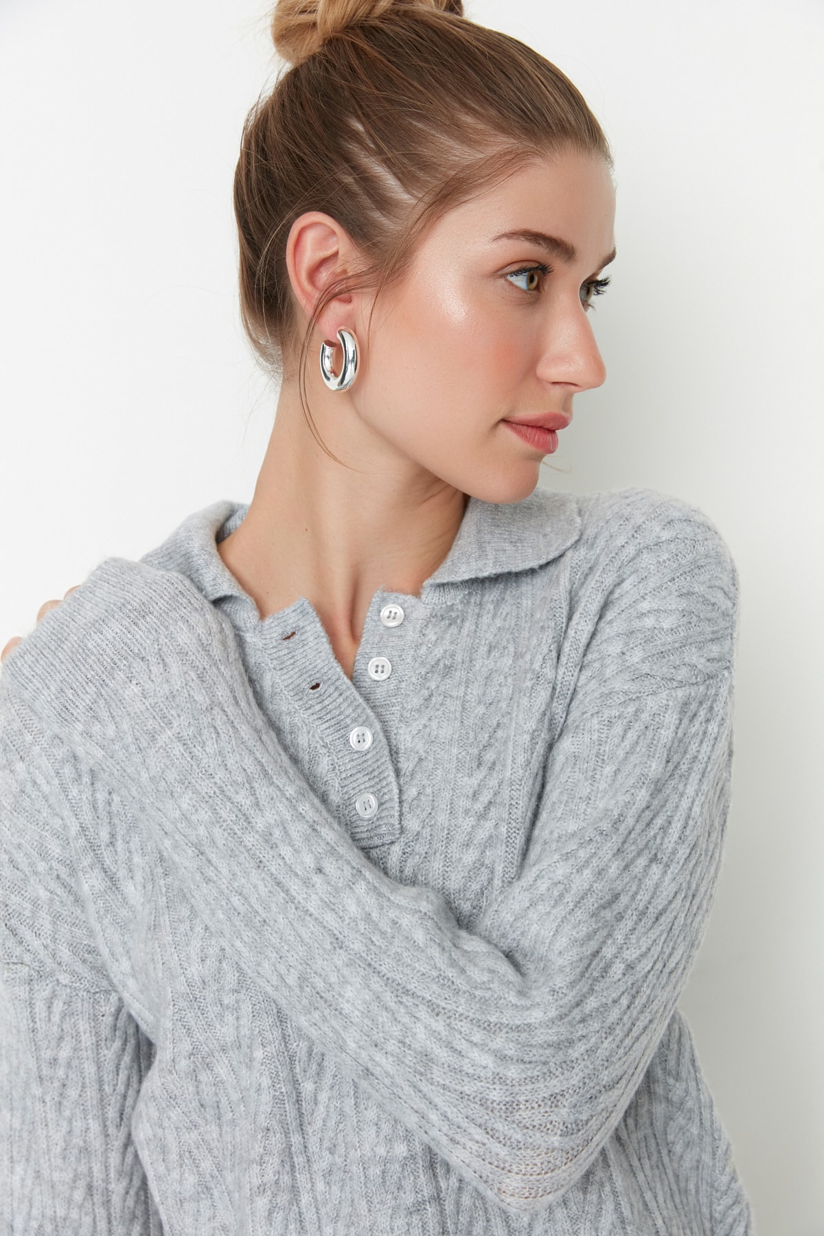 Trendyolmilla  Gri Geniş Kalıp Yumuşak Dokulu Triko Kazak TWOAW21KZ2635 - Görsel 3