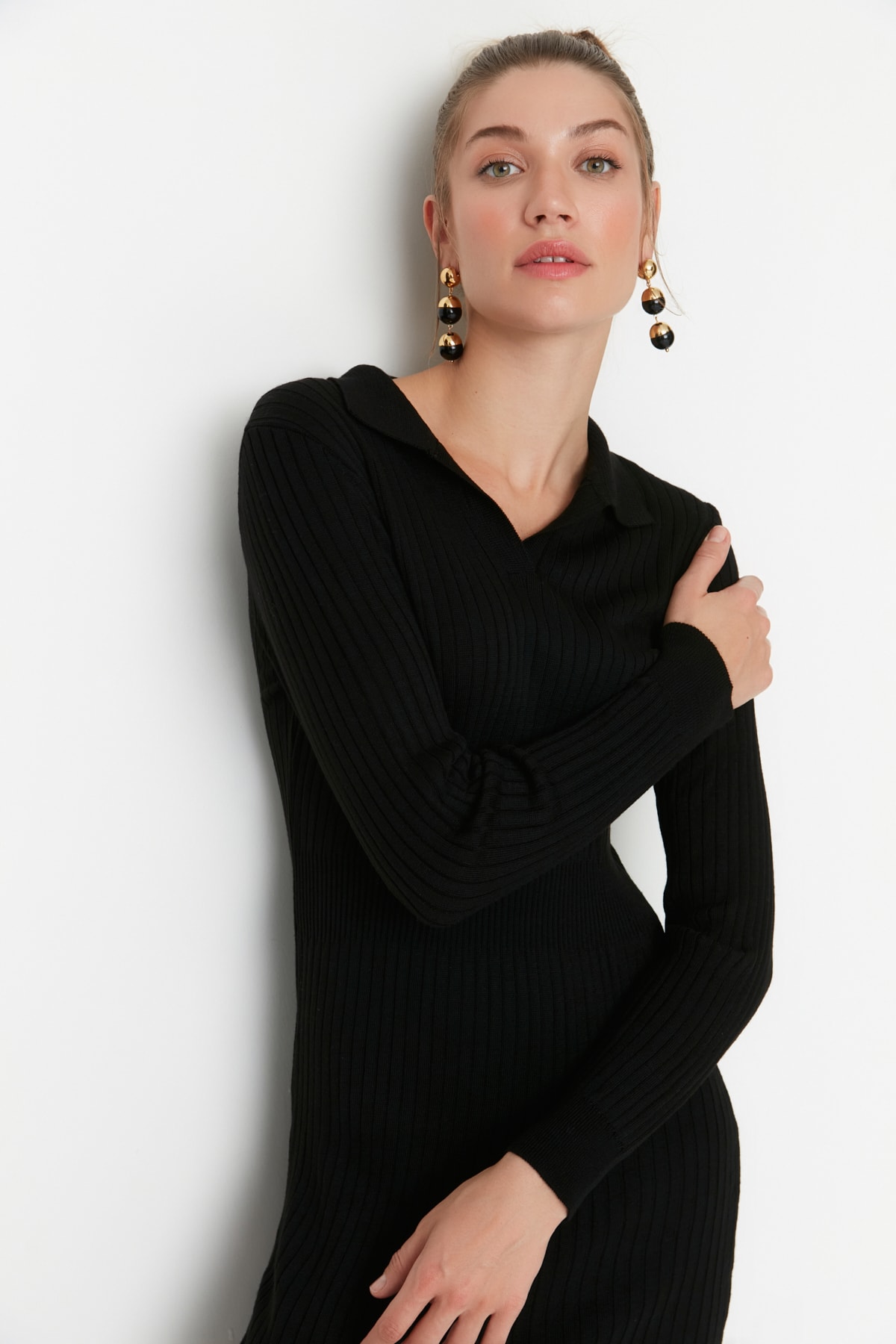 Trendyol Collection Czarna dzianinowa sukienka midi z dekoltem polo - TWOAW22EL1376