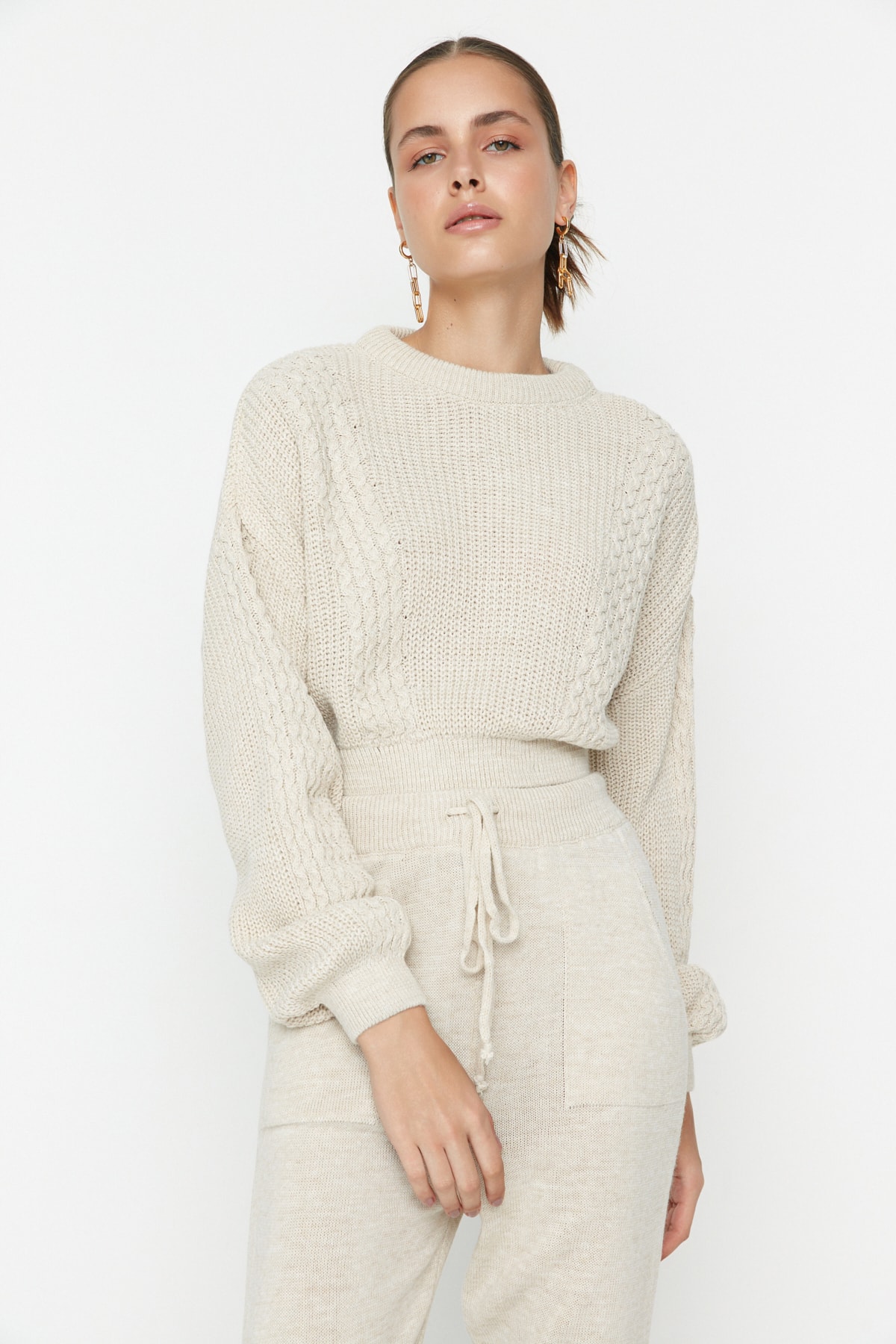 Trendyol Collection Beiges, kurzes Strickoberteil und -unterteil im Set mit Rundhalsausschnitt TWOAW21AU0047