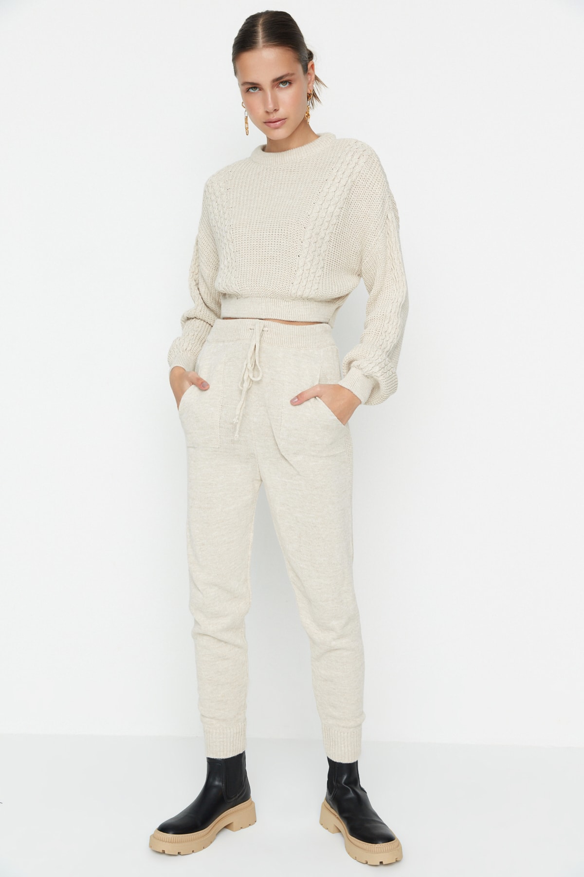 Trendyol Collection Beiges, kurzes Strickoberteil und -unterteil im Set mit Rundhalsausschnitt TWOAW21AU0047