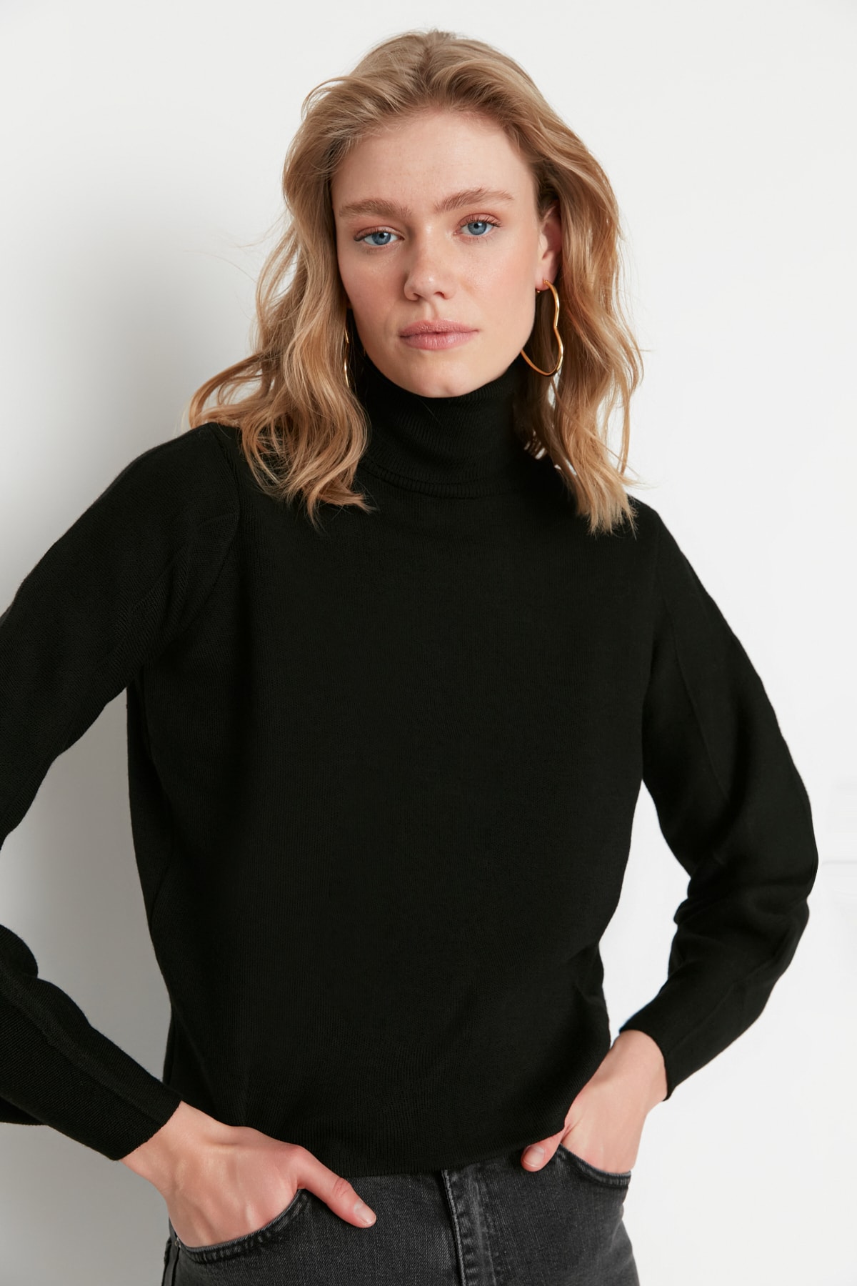 Trendyol Collection Czarny podstawowy sweter z golfem TWOAW21KZ0485