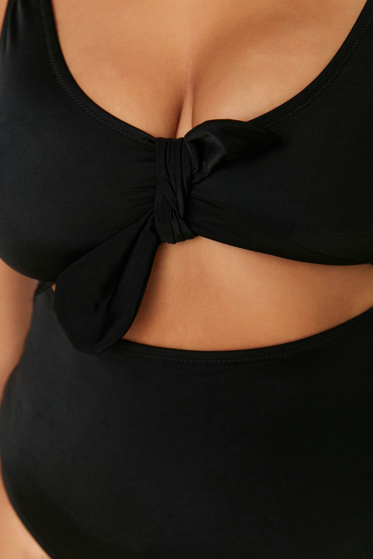 Trendyol Curve-Schwarzer Badeanzug mit tiefem V-Ausschnitt, Cut-Out und Überwurf zum Binden TBBSS22MA0302 4