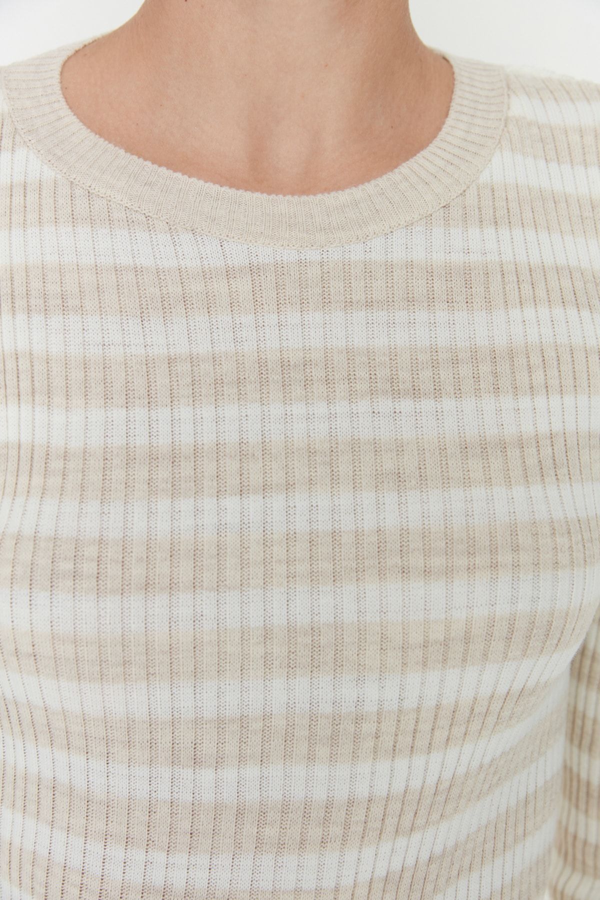 Trendyol Collection-Steinfarbener Basic-Strickpullover mit Streifen TWOAW21KZ0942 4