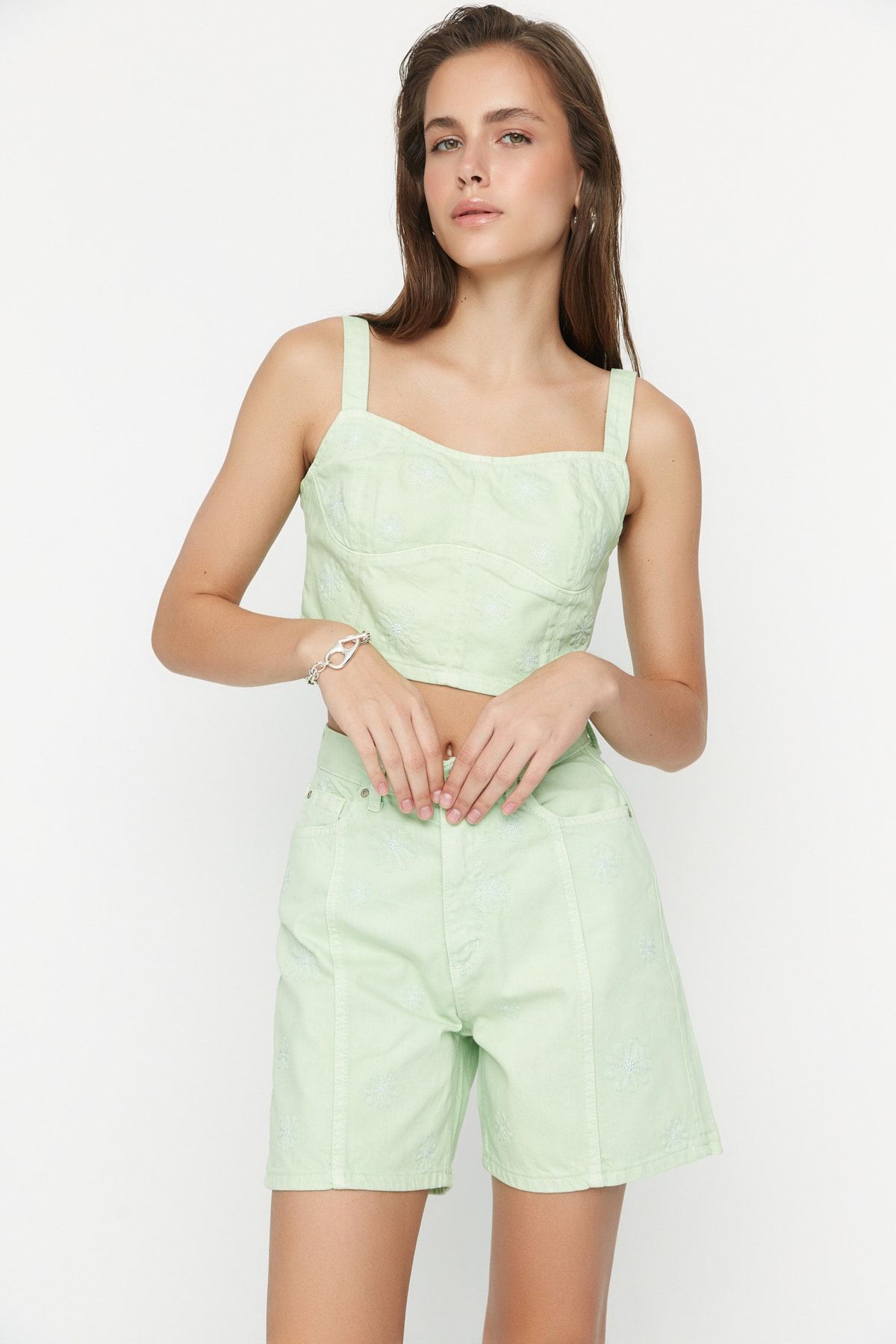 Trendyol Collection Shorts Grün Mittlerer Bund Fast ausverkauft