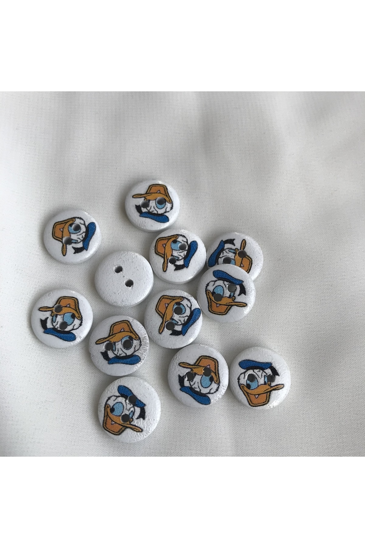 Bukle İplik 23 Boy 1.46 Cm Beyaz Üzerine Donald Duck Baskılı Iki Delikli Ağaç Düğme (50 ADET)