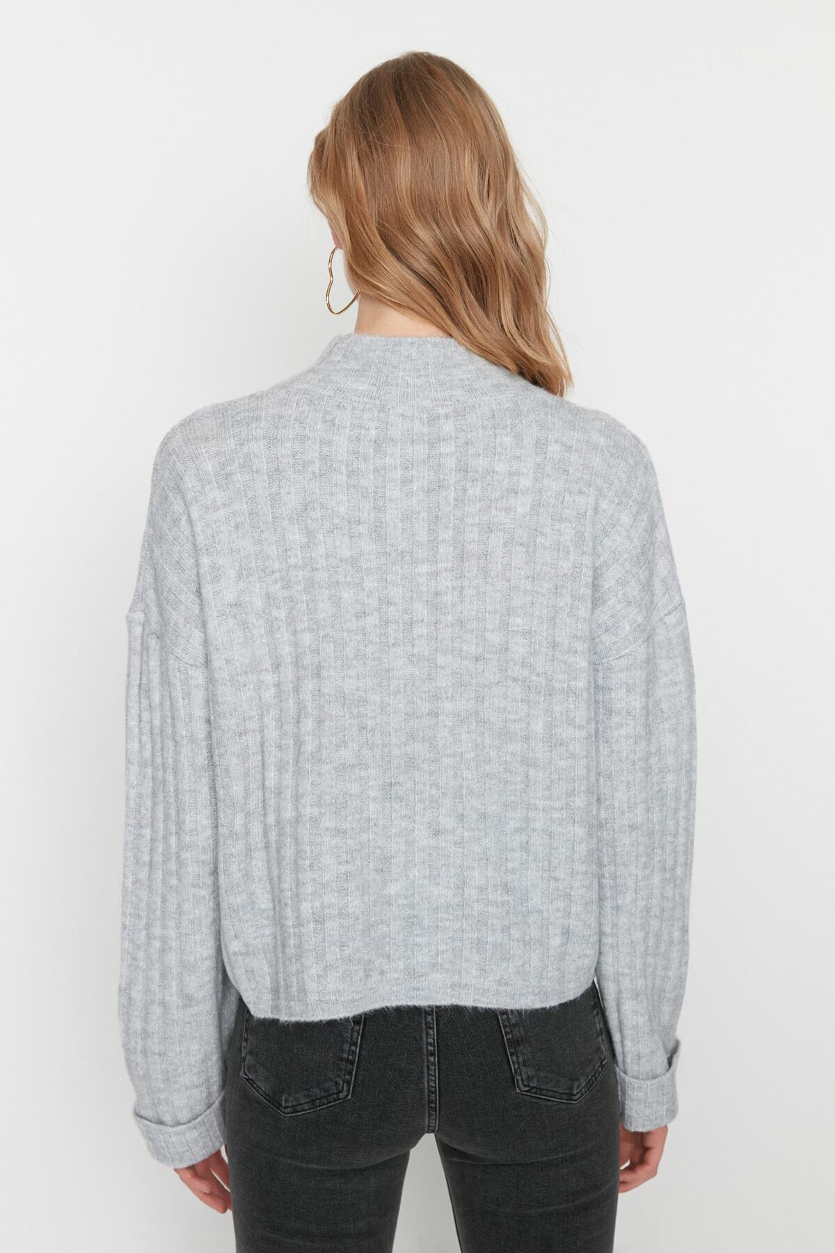 Trendyolmilla  Gri Geniş Kalıp Yumuşak Dokulu Dik Yaka Triko Kazak TWOAW21KZ0783 - Görsel 5