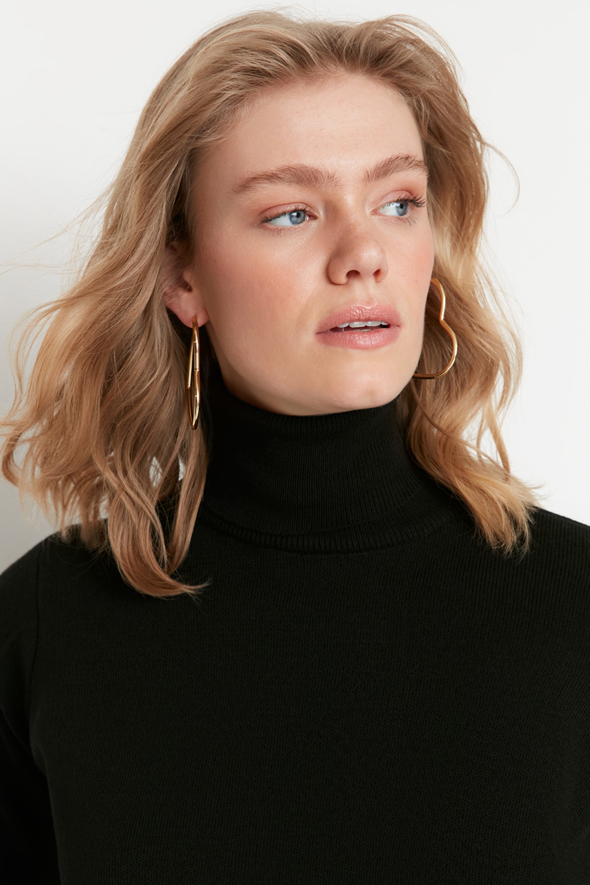 Trendyol Collection Czarny podstawowy sweter z golfem TWOAW21KZ0485