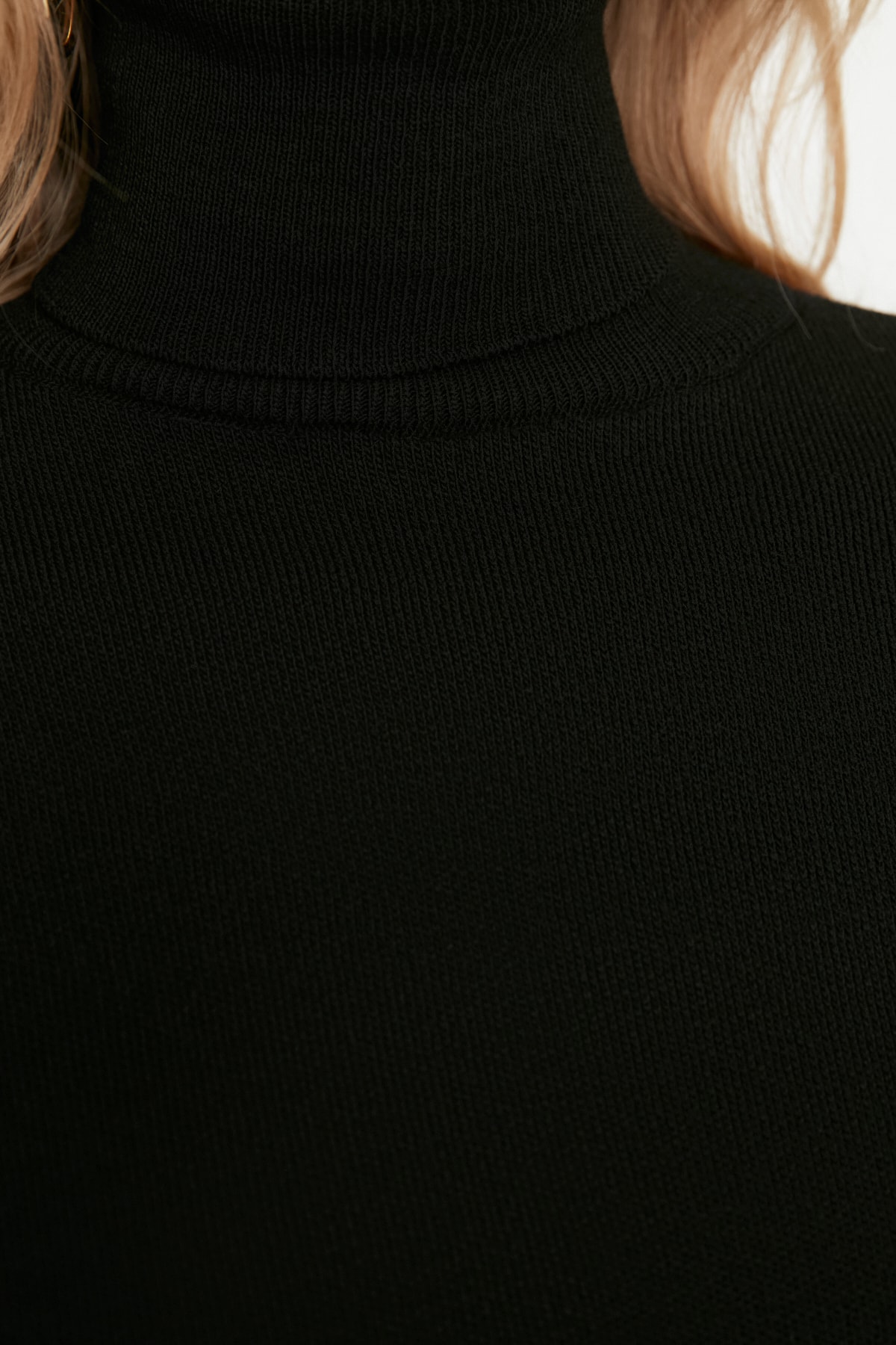 Trendyol Collection Czarny podstawowy sweter z golfem TWOAW21KZ0485