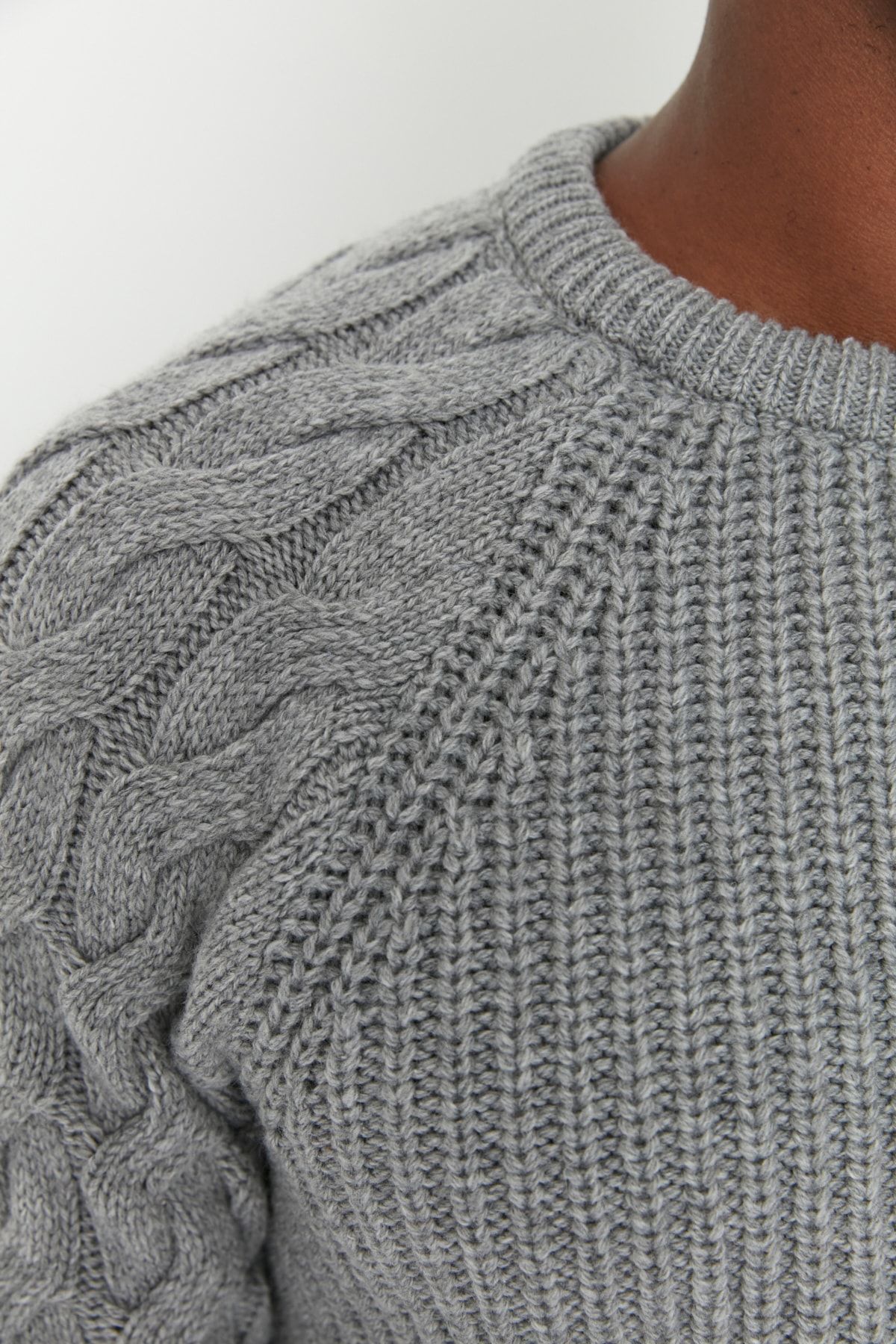 Trendyol Collection-Grauer, lässiger Unisex-Pullover mit Rundhalsausschnitt und Zopfmuster aus Strickwaren TMNAW22KZ2059 2