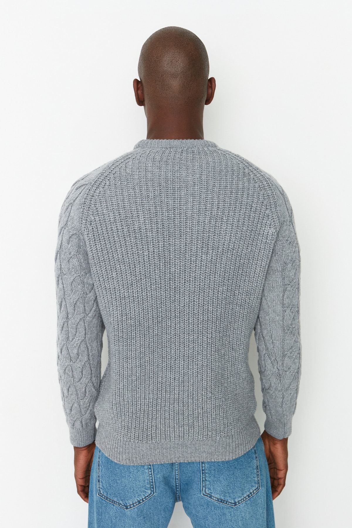 Trendyol Collection-Grauer, lässiger Unisex-Pullover mit Rundhalsausschnitt und Zopfmuster aus Strickwaren TMNAW22KZ2059 3