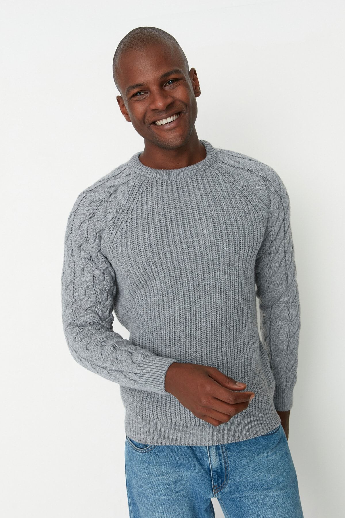 Trendyol Collection-Grauer, lässiger Unisex-Pullover mit Rundhalsausschnitt und Zopfmuster aus Strickwaren TMNAW22KZ2059 4