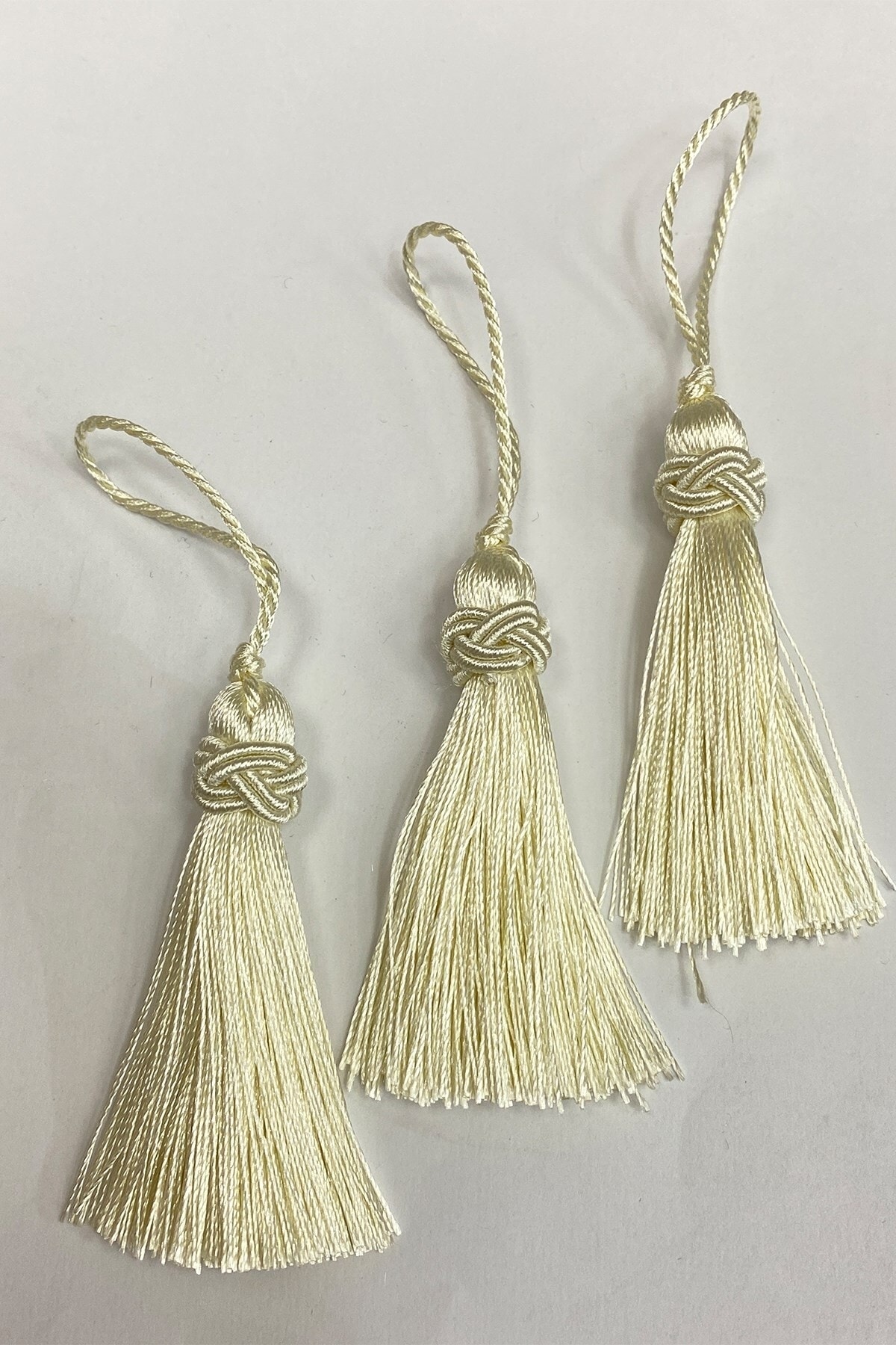 Hobigram Dekoratif Şerit Krem Topuzlu Tekli Püskül 7 Cm 1 Adet – Diğer Parti Malzemeleri, Şık Tasarım – Diğe