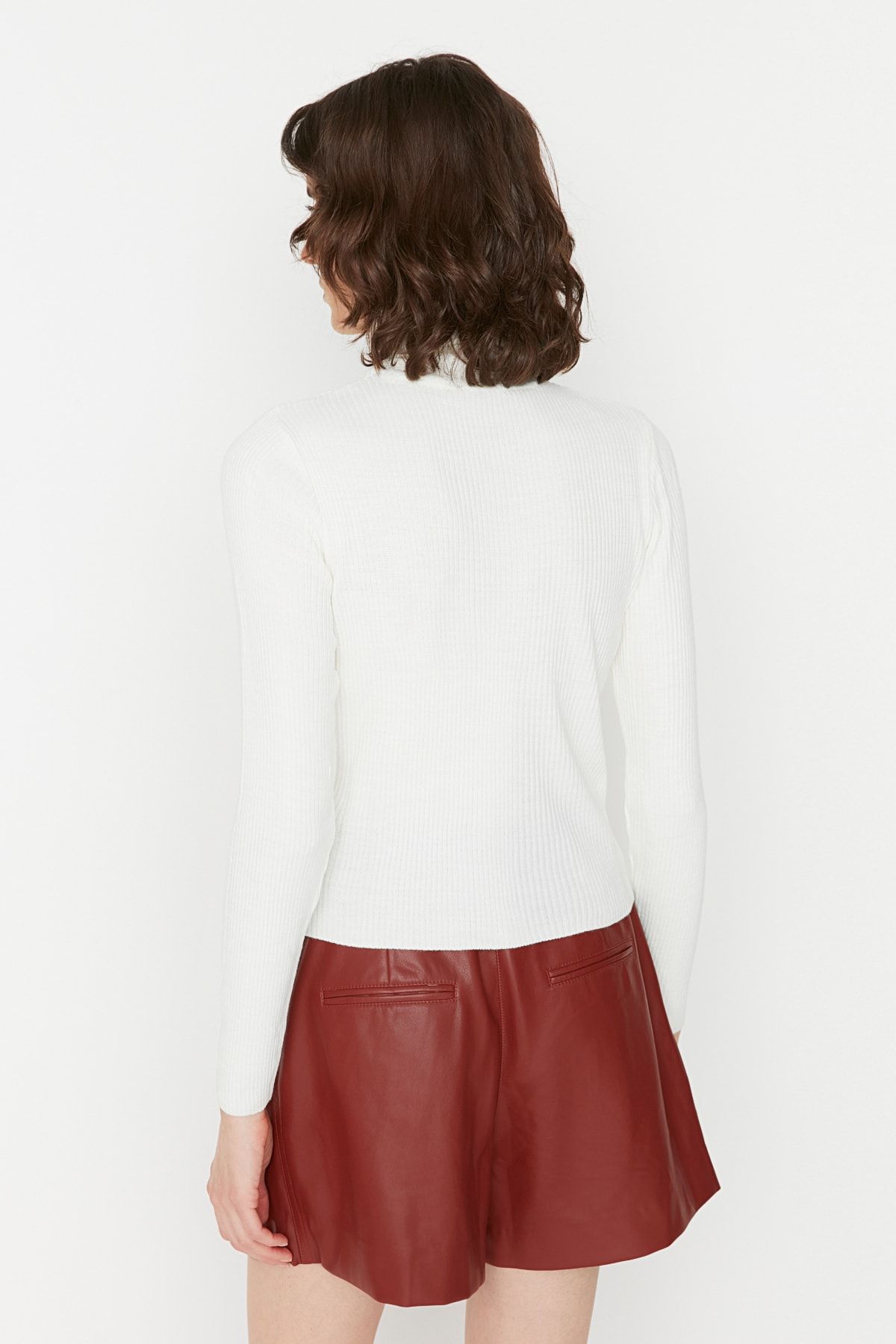 Trendyol Collection-Базов пуловер с висока яка в цвят екрю TWOAW21KZ1279 5