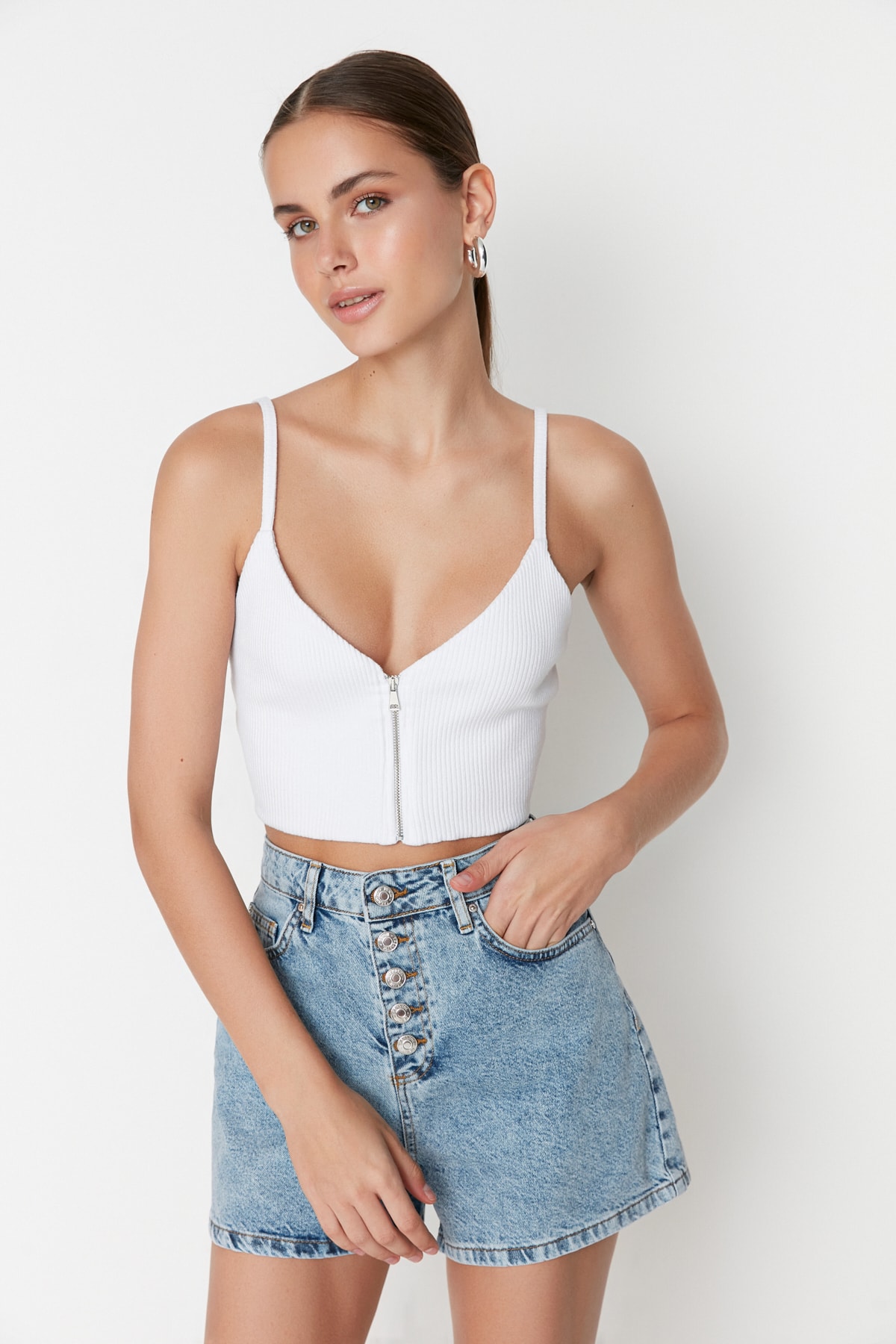 Trendyolmilla  Mavi Önden Düğmeli Yüksek Bel Mini Denim Şort TWOSS22SR00112