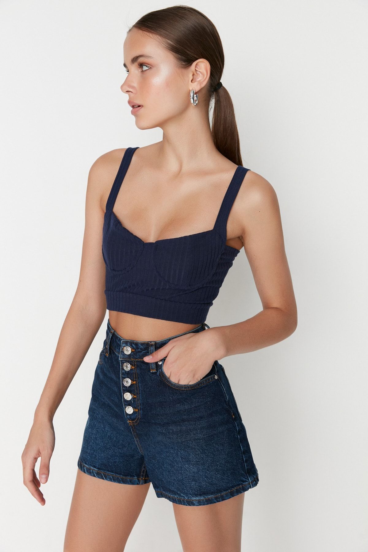 Trendyol Collection-Sötétkék elülső gombos magas derekú mini farmer rövidnadrág TWOSS22SR00112 2