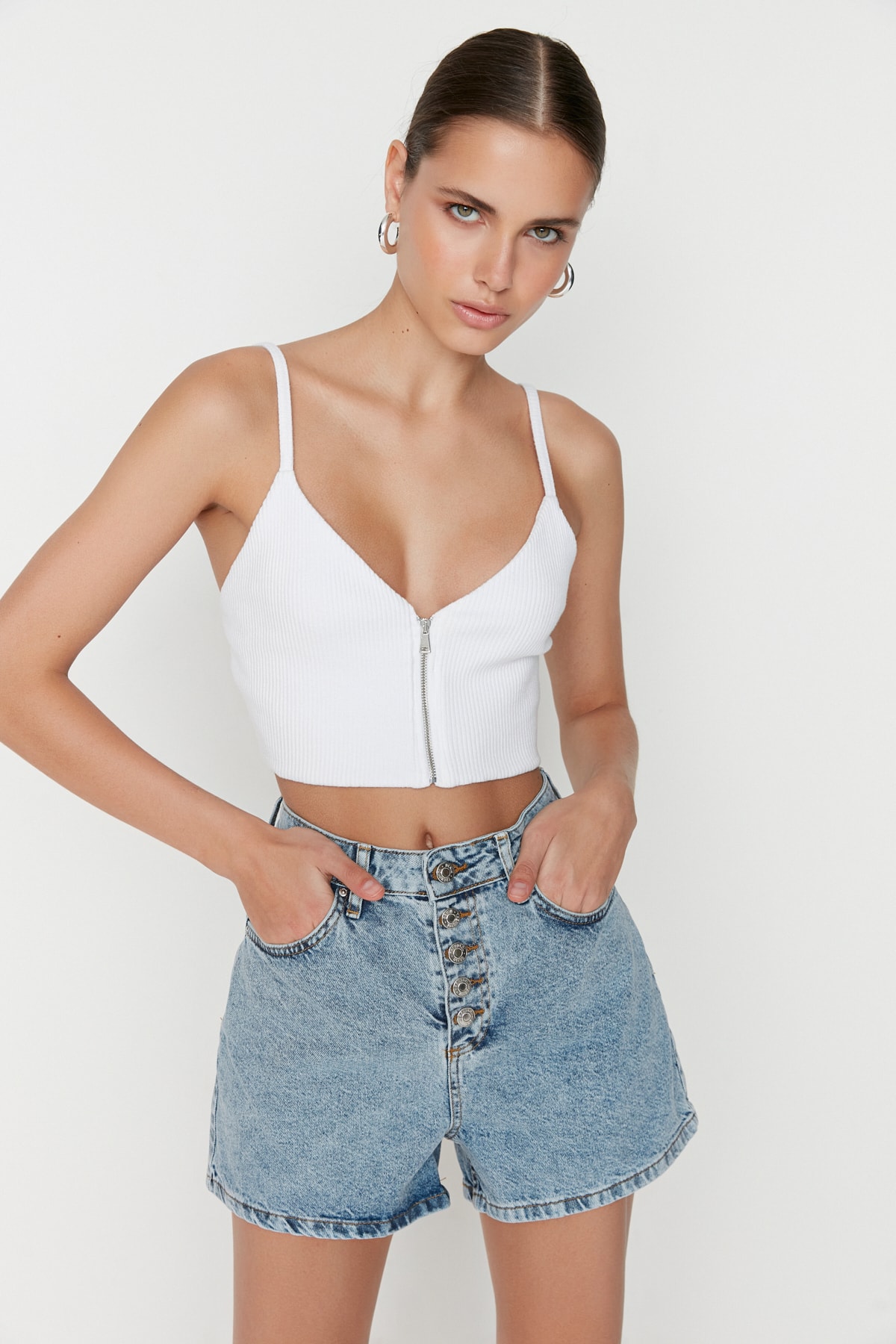 Trendyolmilla  Mavi Önden Düğmeli Yüksek Bel Mini Denim Şort TWOSS22SR00112 - Görsel 3