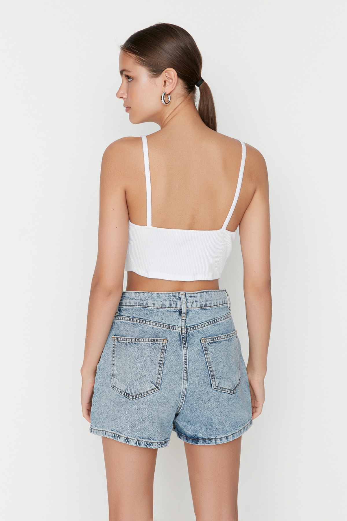 Trendyolmilla  Mavi Önden Düğmeli Yüksek Bel Mini Denim Şort TWOSS22SR00112 - Görsel 5