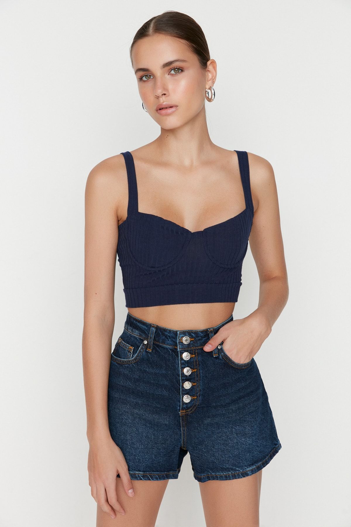 Trendyol Collection-Sötétkék elülső gombos magas derekú mini farmer rövidnadrág TWOSS22SR00112 3