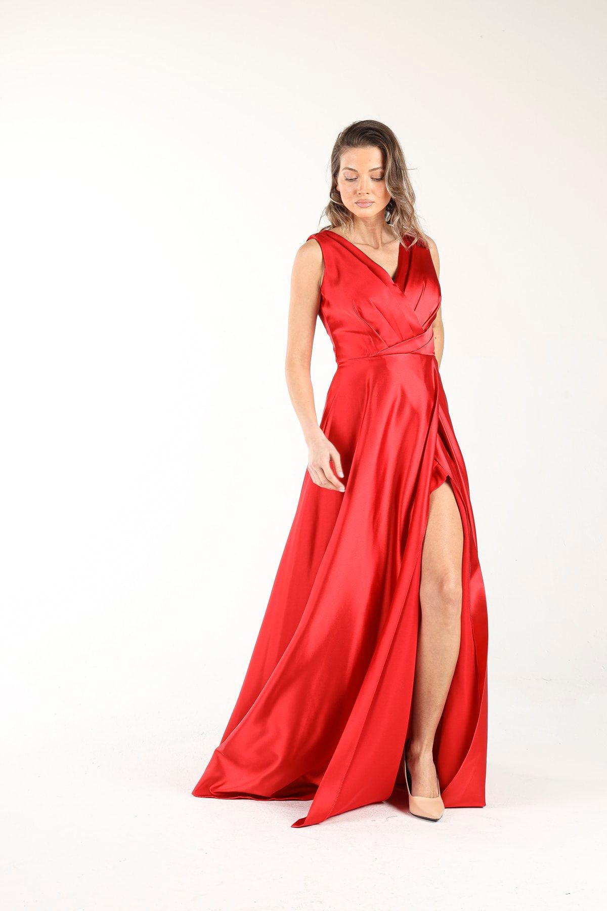 ALIS DRESS Атласное вечернее платье красного цвета с плиссированным разрезом на груди TRİO-1675