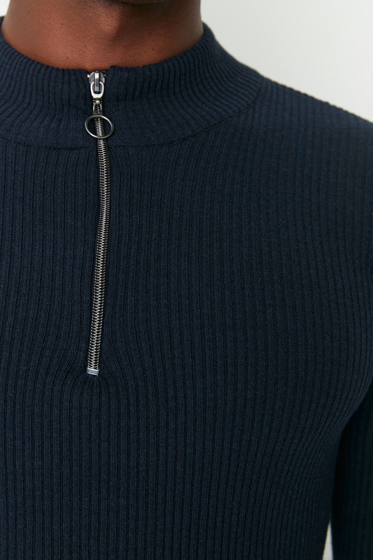 Trendyol Collection-Marineblauer Slim-Fit-Pullover aus Baumwolle mit halbem Rollkragen und Reißverschluss TMNAW20KZ1034 2