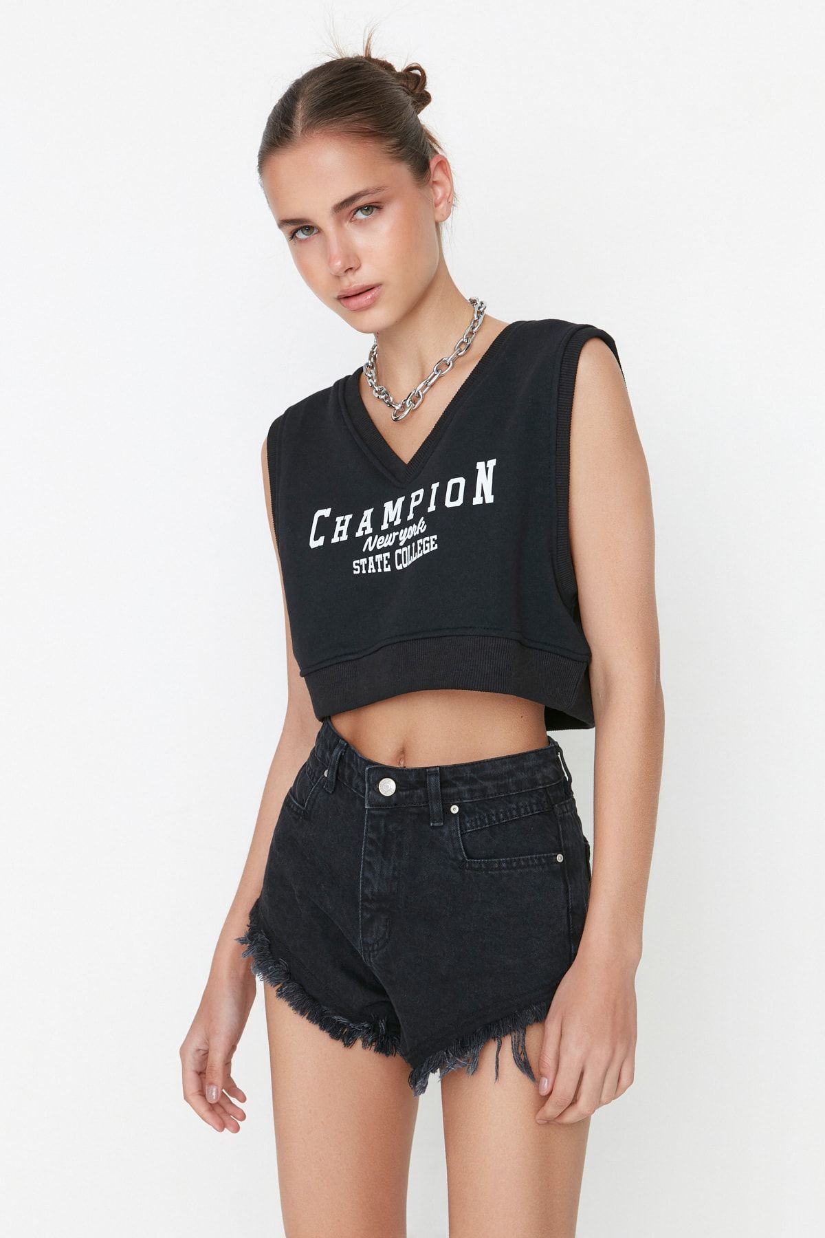 Trendyol Collection-Černé roztrhané mini džínové šortky s vysokým pasem TWOSS22SR00152 3