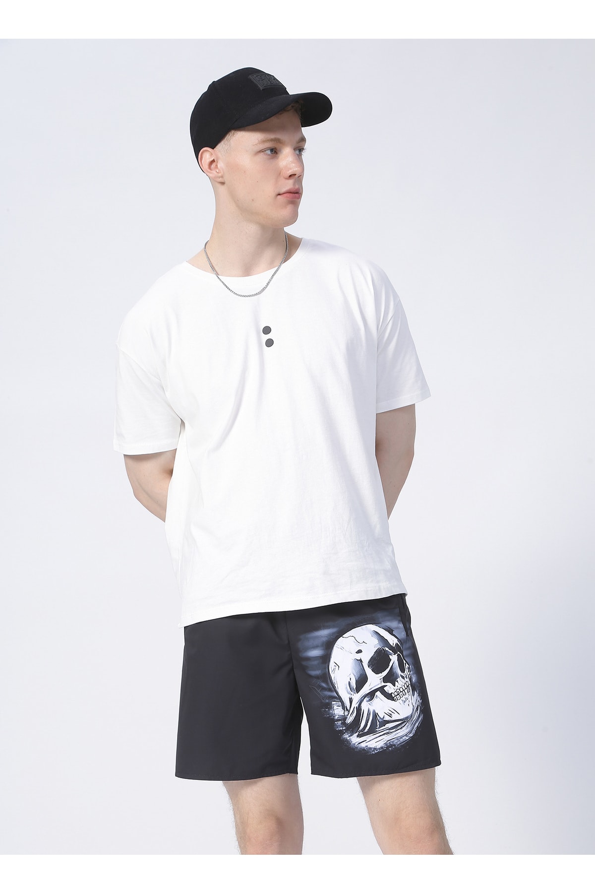 بلک آن بلک پیراهن مردانه گشاد یقه باز طرح دار مشکی - سفید E-KAIEN